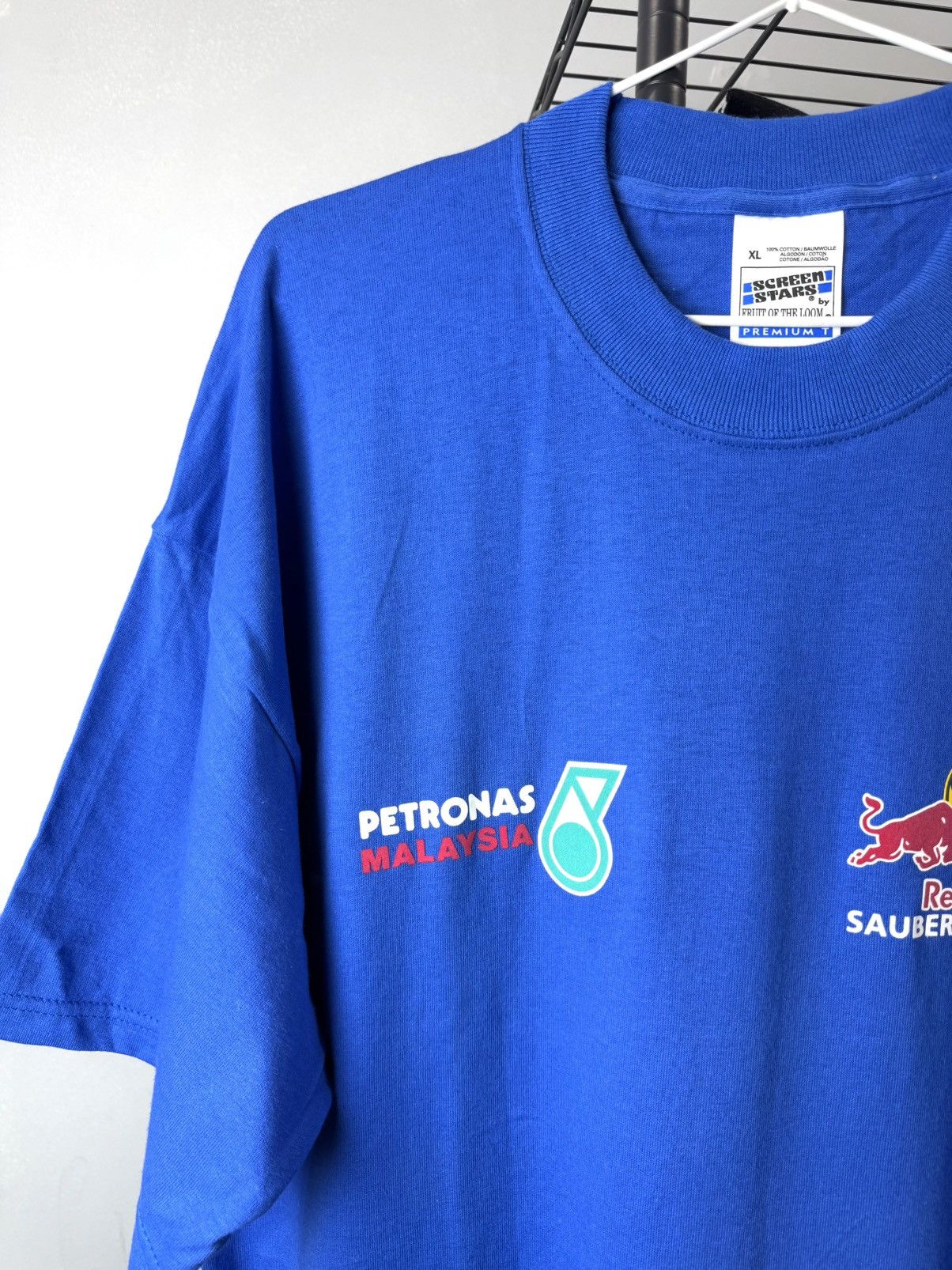 Red Bull Vintage Red Bull Sauber Formula One Racing T Shirt Size US XL / EU 56 / 4 - 2 Thumbnail
