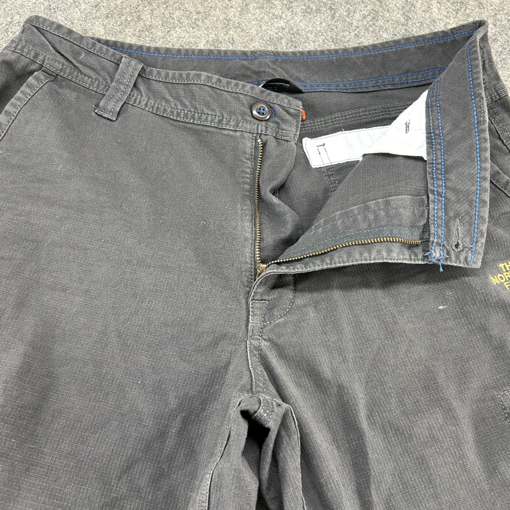 The North Face North Face Pants Mens 34x32 Gray Cotton Ripstop Cargo Pocket Hiking Climbing Regular Inseam 32 Job? Size US 34 / EU 50 - 2 Thumbnail