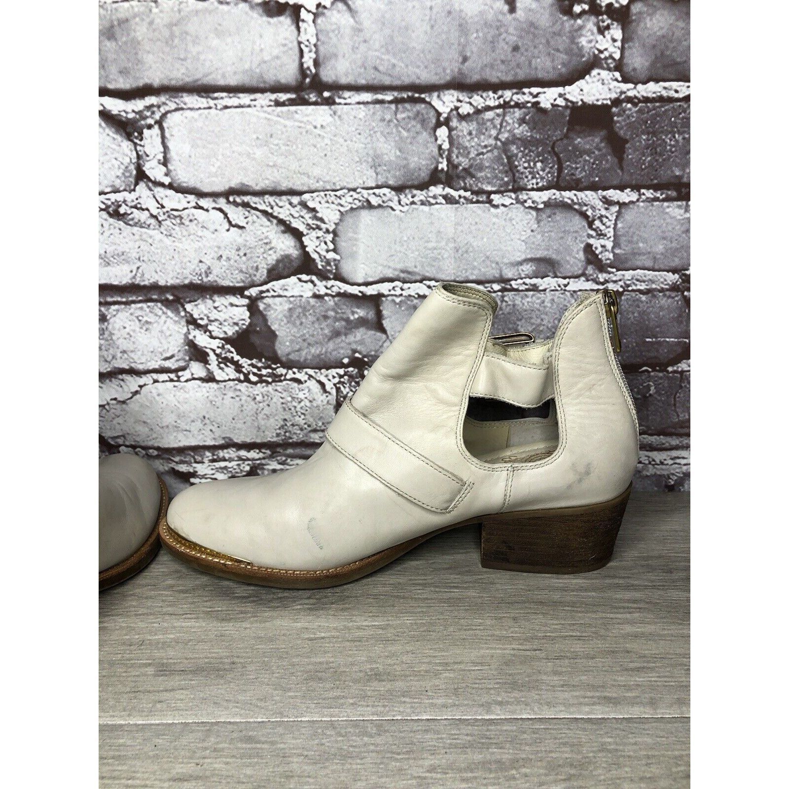 Elliott Elliot Lucca Ivory Leather Anthropologie Gold Buckle Heel Bo Size US 7 / IT 37 - 13 Thumbnail