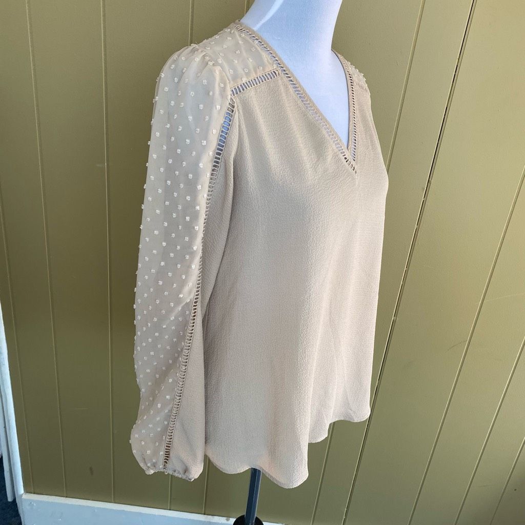 Express Express women M tan Longsleeve semi sheer textured print blo Size M / US 6-8 / IT 42-44 - 3 Thumbnail