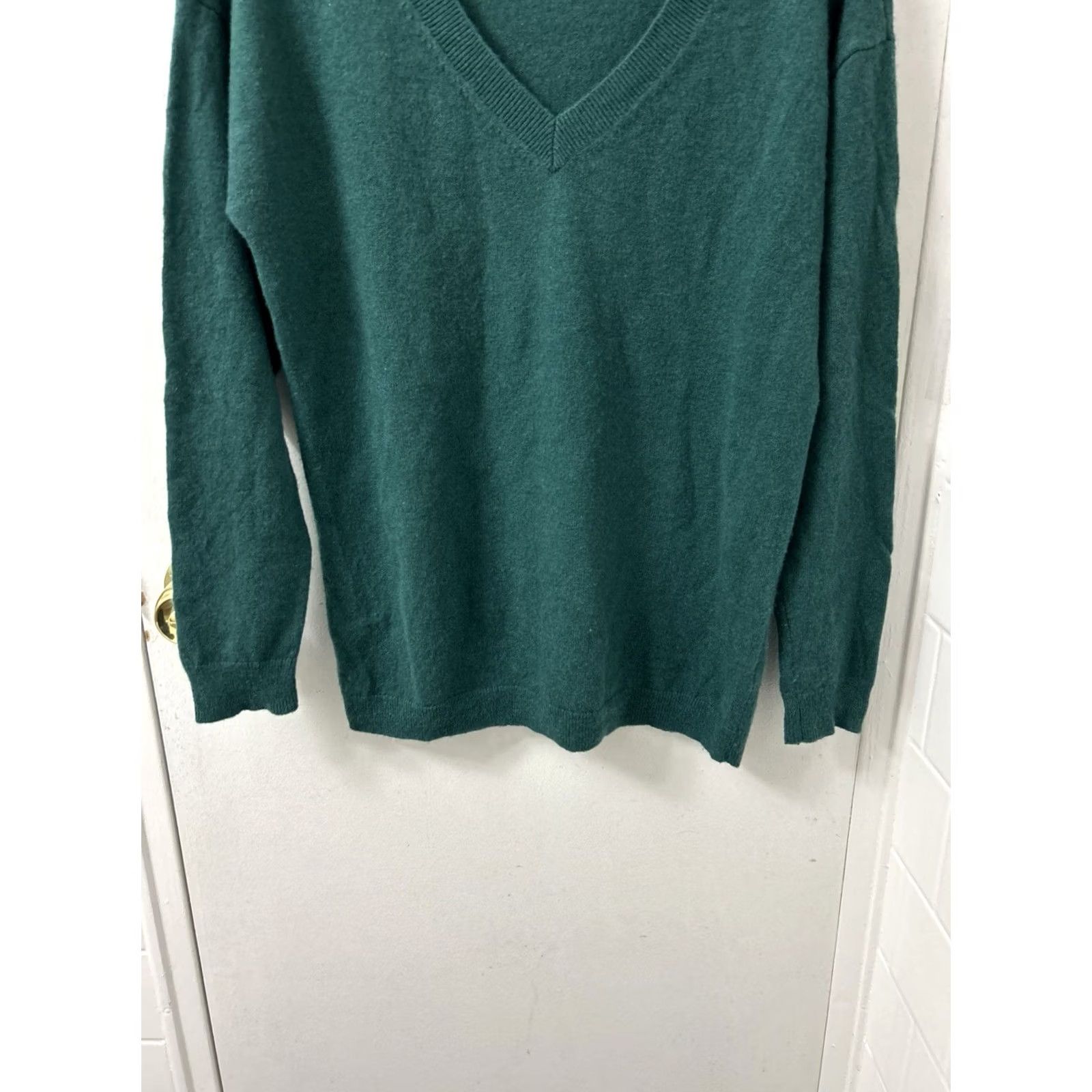 Talbots Talbots V-Neck Sweater Womens M Petite Emerald Green 100% Cashmere Pullover L/S Pullover Slim Classic Casual Business Workwear Green Ladies Mens Girls Size M / US 6-8 / IT 42-44 - 3 Thumbnail