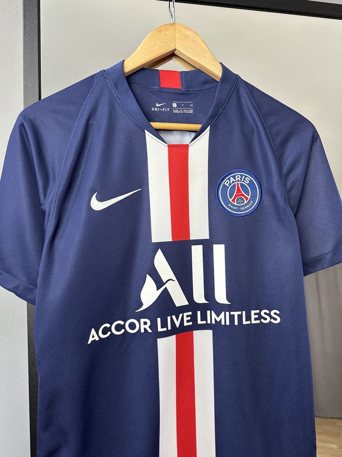 Vintage Vintage Nike PSG 2019/20 Home Jersey Paris Saint Germain Size US S / EU 44-46 / 1 - 2 Thumbnail