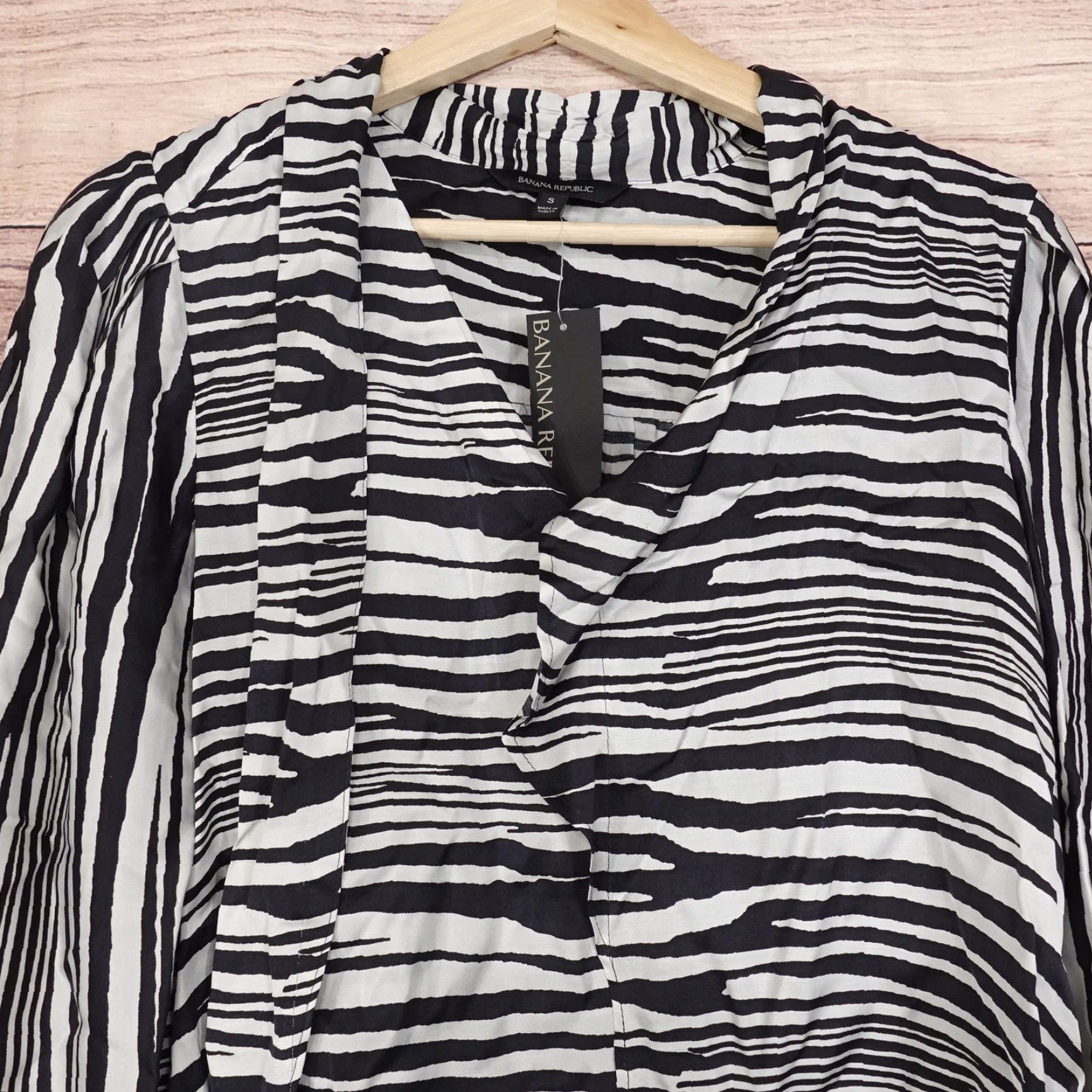 Banana Republic Banana Republic Blouse Womens Small Black White Zebra Stripe Long Sleeve Top Mens is incorrect it should be Womens Size S / US 4 / IT 40 - 2 Thumbnail