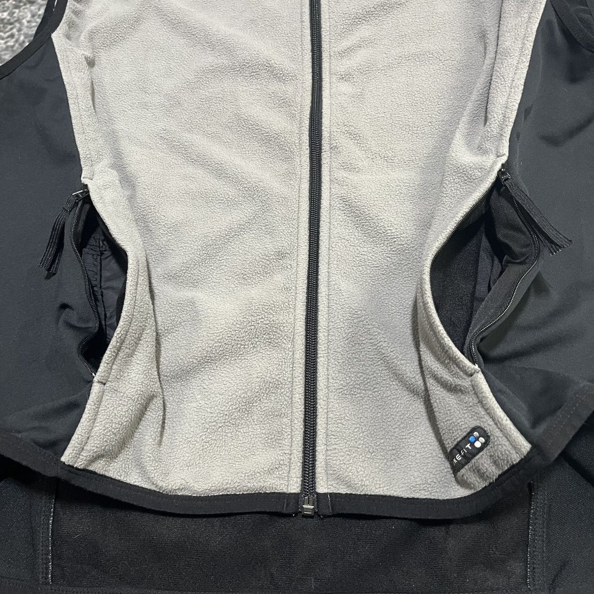 Nike VINTAGE 90s NIKE MINI SWOOSH GRAY BLACK FULL ZIP FLEECE VEST Size US XXL / EU 58 / 5 - 6 Thumbnail