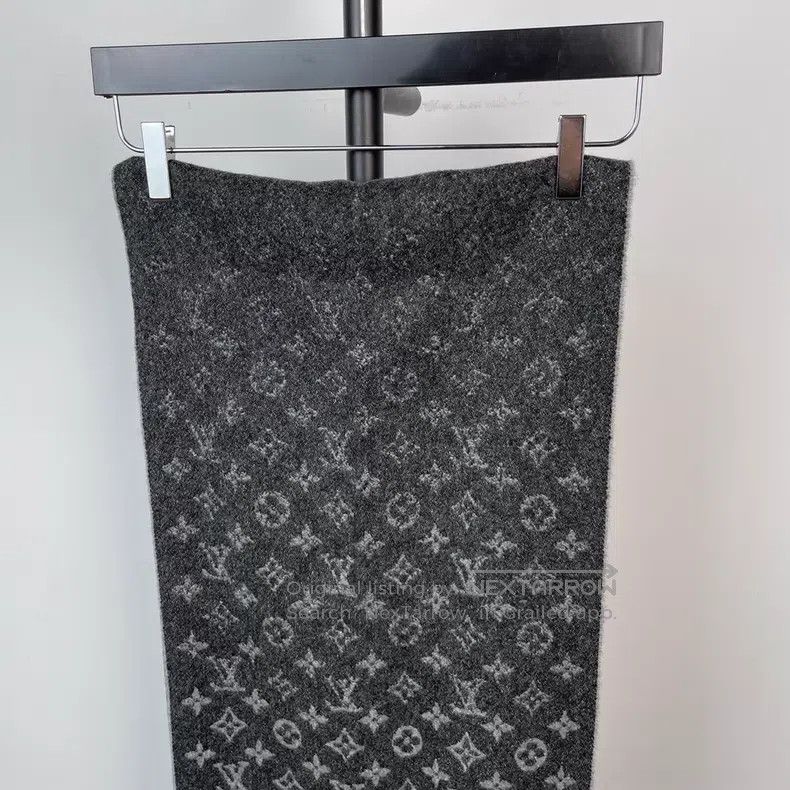 Louis Vuitton Louis Vuitton Black and Grey Gradient Full Printed Cashmer Size ONE SIZE - 3 Thumbnail