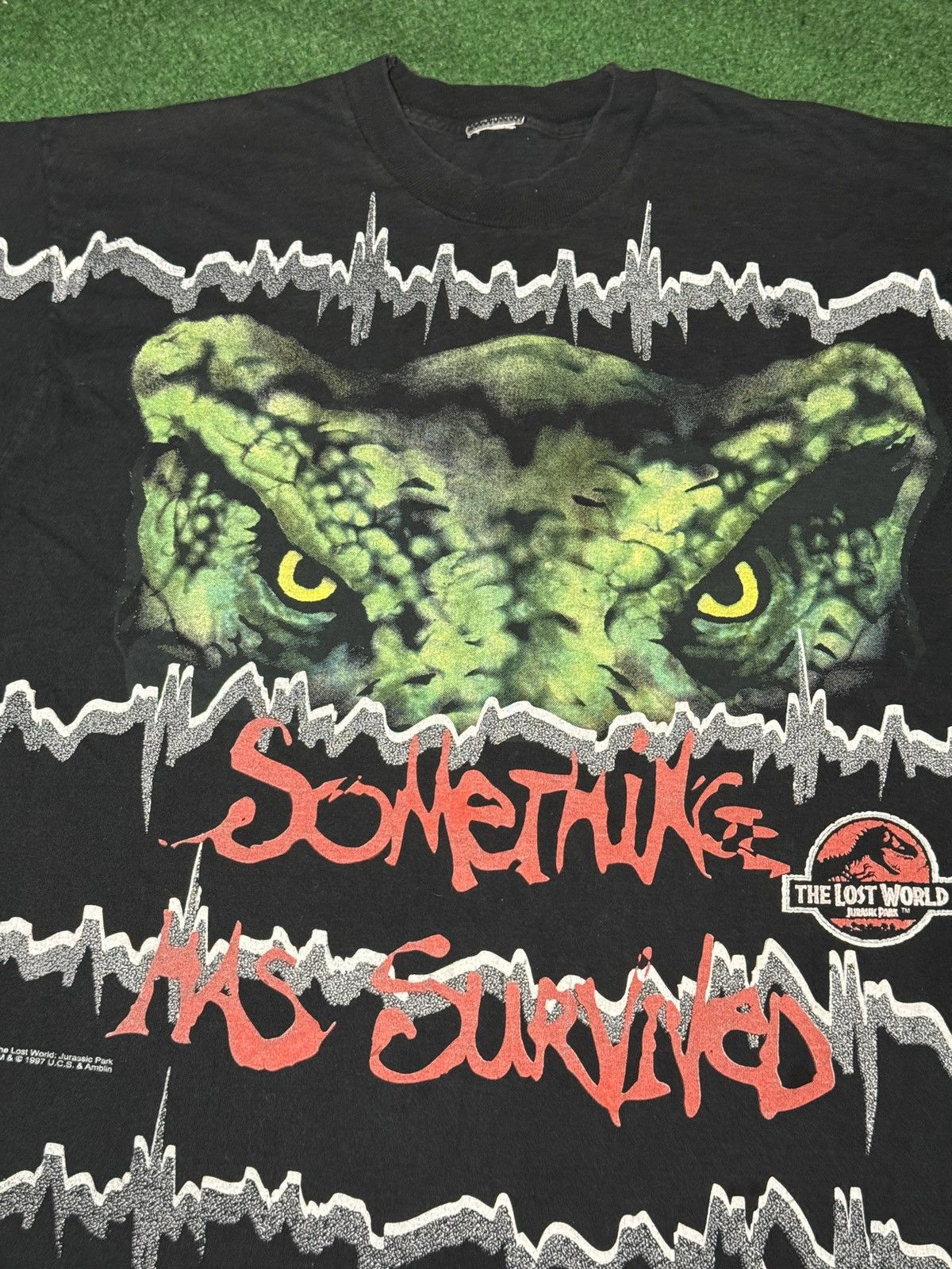 Vintage VTG Jurassic Park Lost World SOMETHING HAS SURVIVED T Shirt Size US XL / EU 56 / 4 - 2 Thumbnail