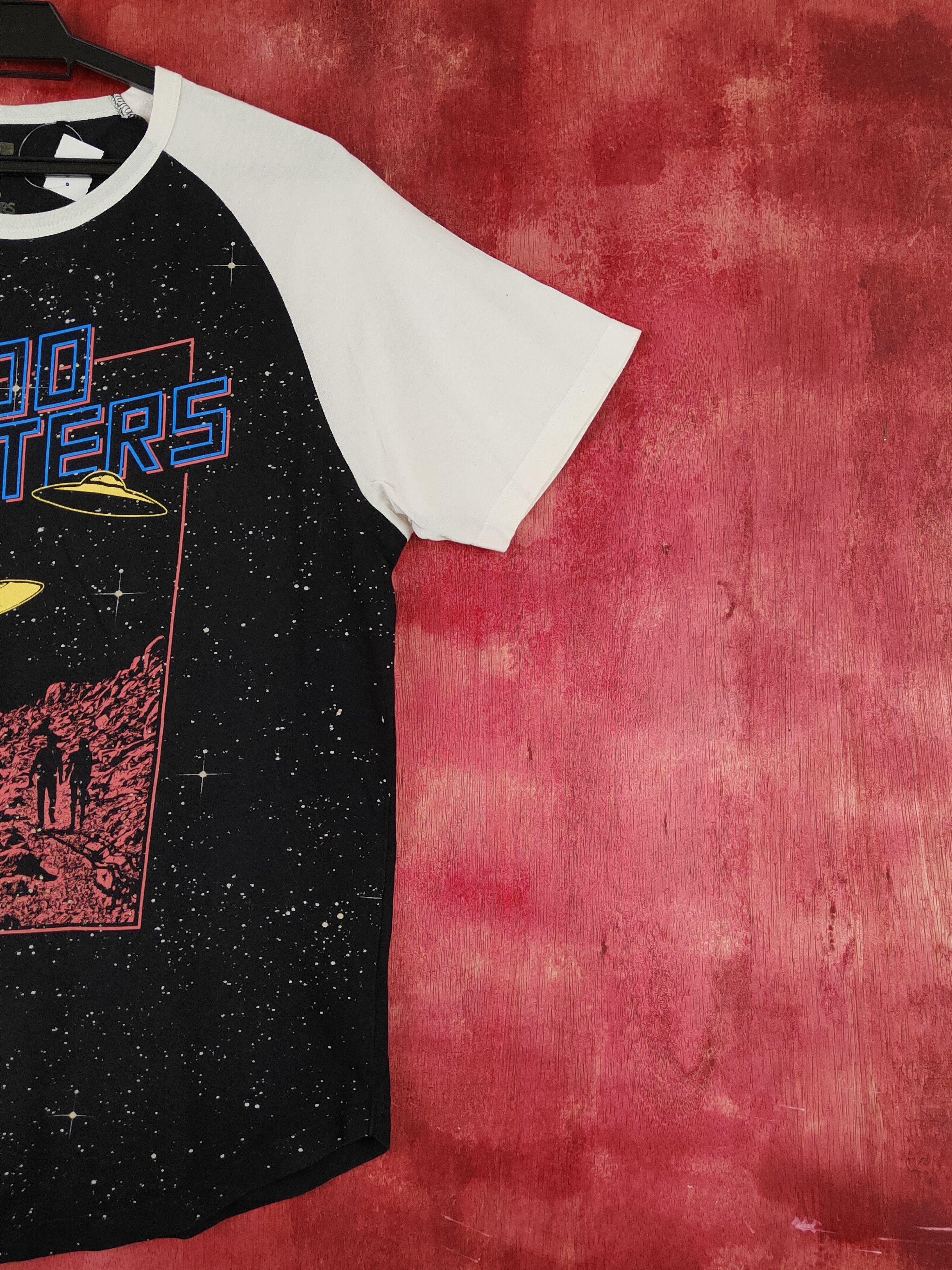 Band Tees Uniqlo X Foo Fighter Sleeve T-shirts #S2302 Size US M / EU 48-50 / 2 - 6 Thumbnail