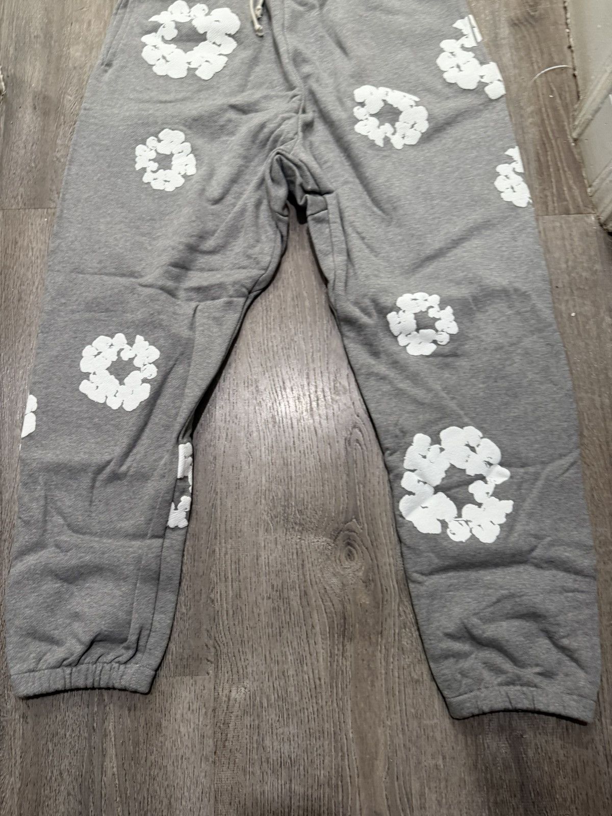 DENIM TEARS Denim Tears Wreath Sweatpants Size XXL Size US 38 / EU 54 - 4 Thumbnail