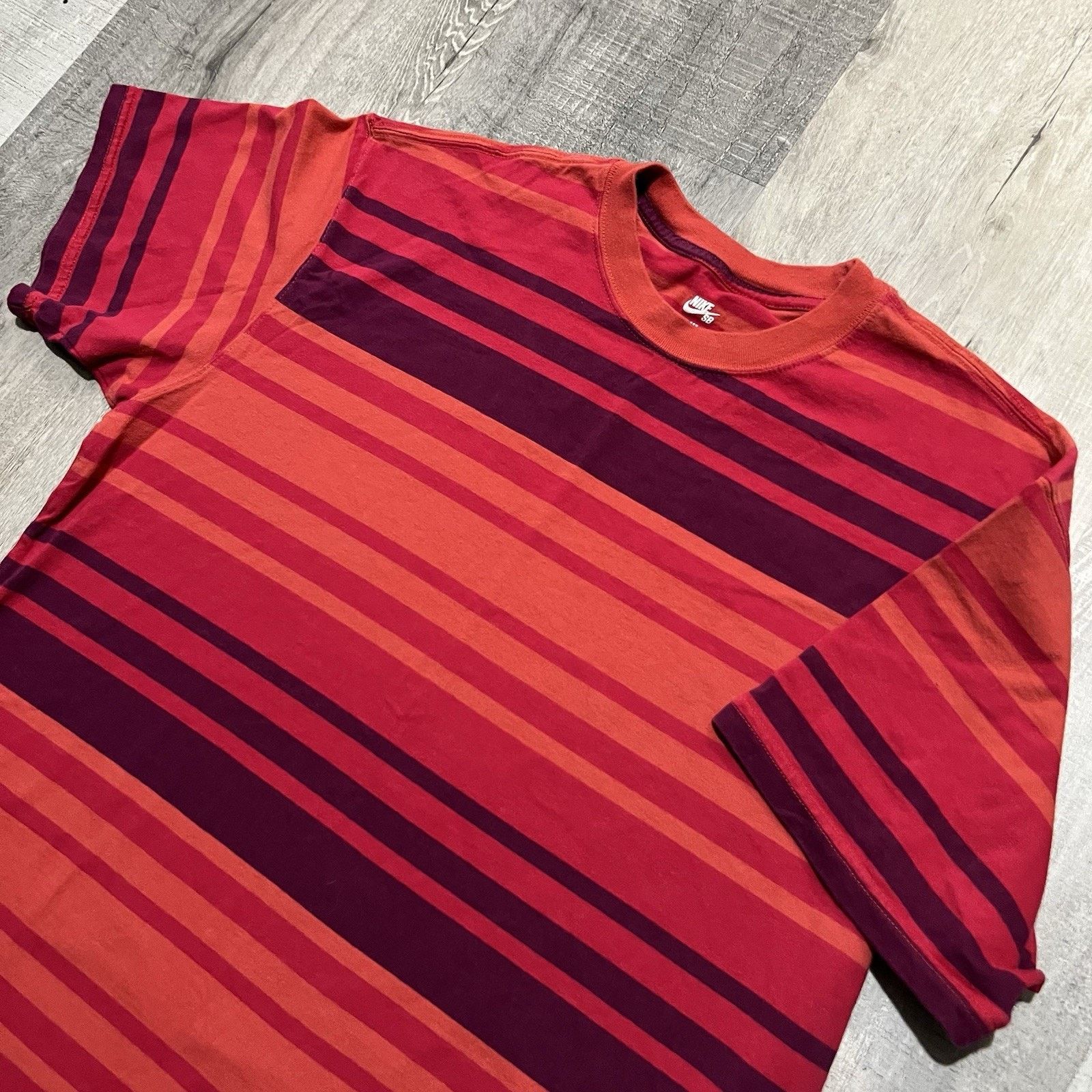 Nike Nike SB Loose Fit Red Striped The Nike Tee Surf Skater M Size US M / EU 48-50 / 2 - 2 Thumbnail