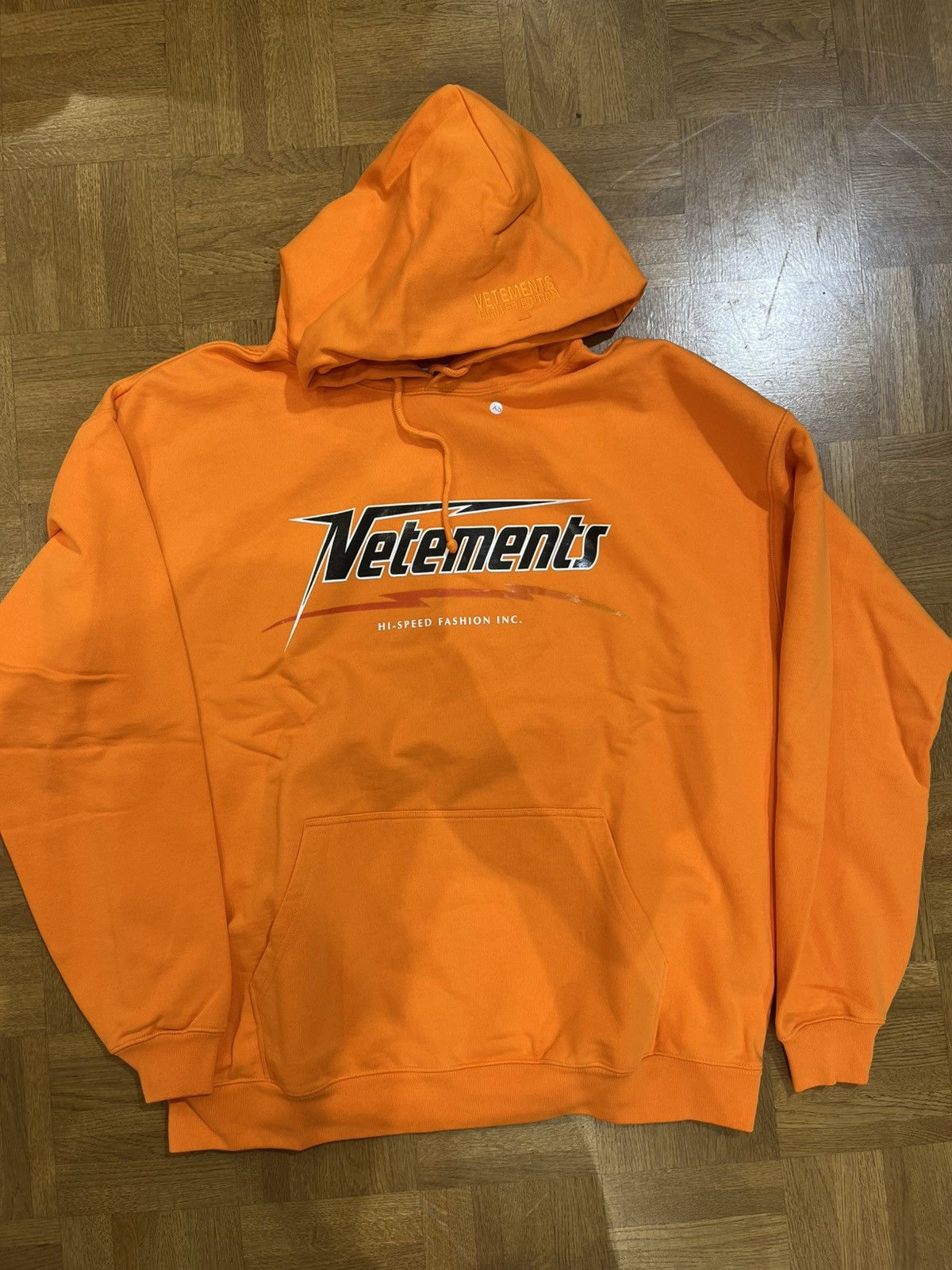 Vetements オレンジ パーカー HI-SPEED Vetements - Orange hoodie with logo print UA53HD500O - shop