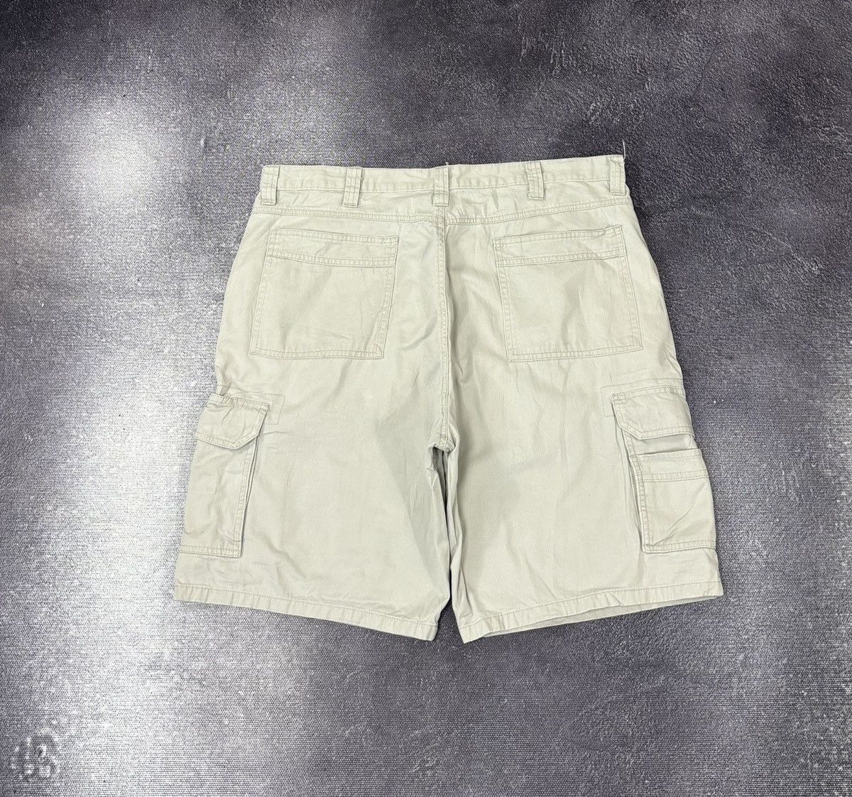 Vintage Vintage Wrangler Y2K Beige Military Hype Cargo Shorts Size US 38 / EU 54 - 2 Thumbnail