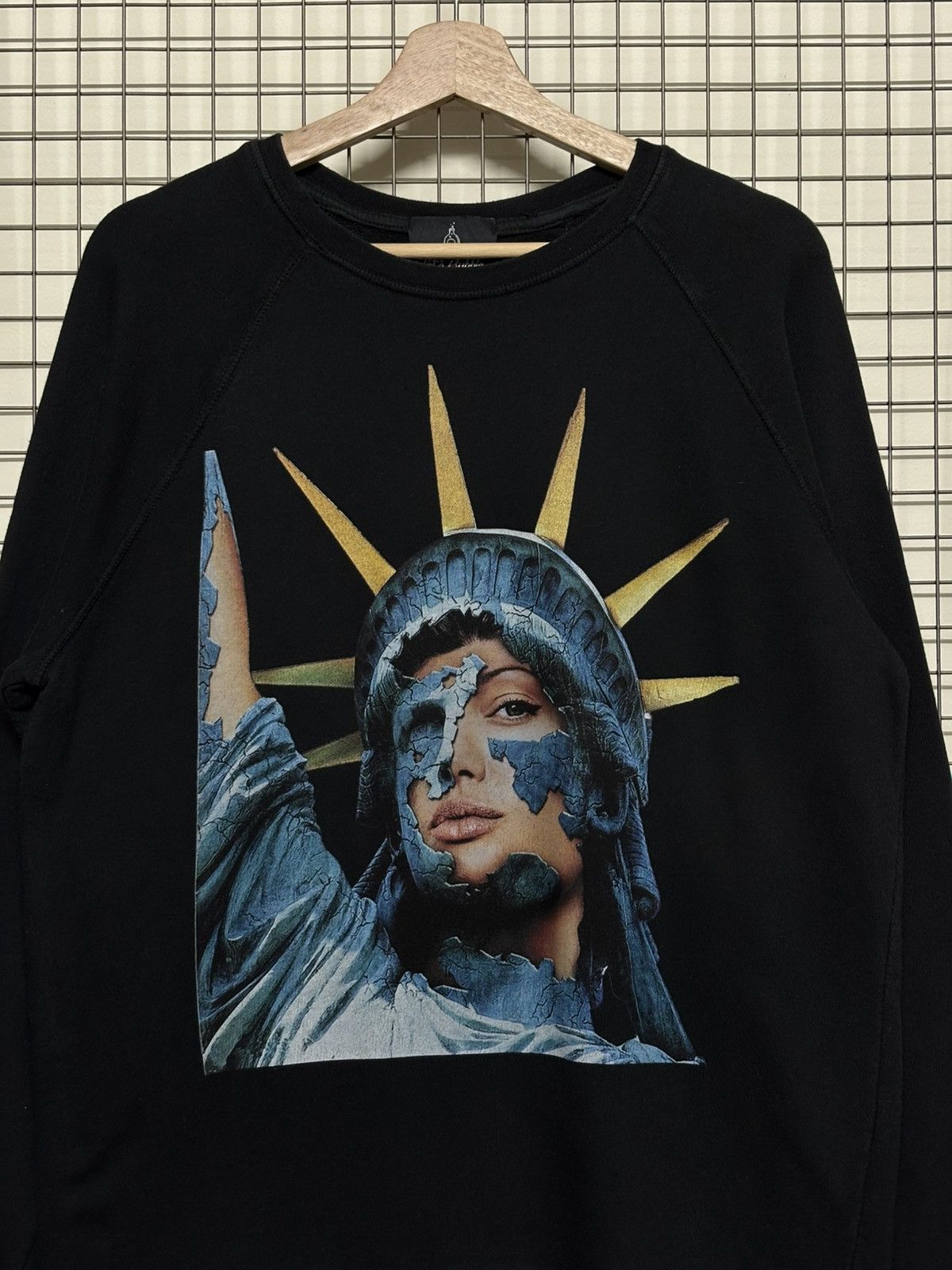 Other 🚨FINAL DROP🚨Vintage Let’s Bubble Angelina Jolie Sweatshirt Size US L / EU 52-54 / 3 - 1 Thumbnail