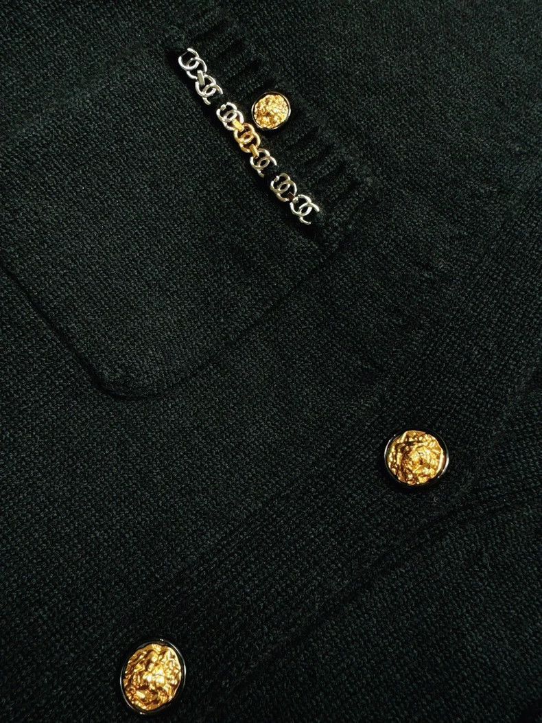 Chanel CHANEL 22B Black Cashmere Logo Cardigan Size M / US 6-8 / IT 42-44 - 4 Thumbnail
