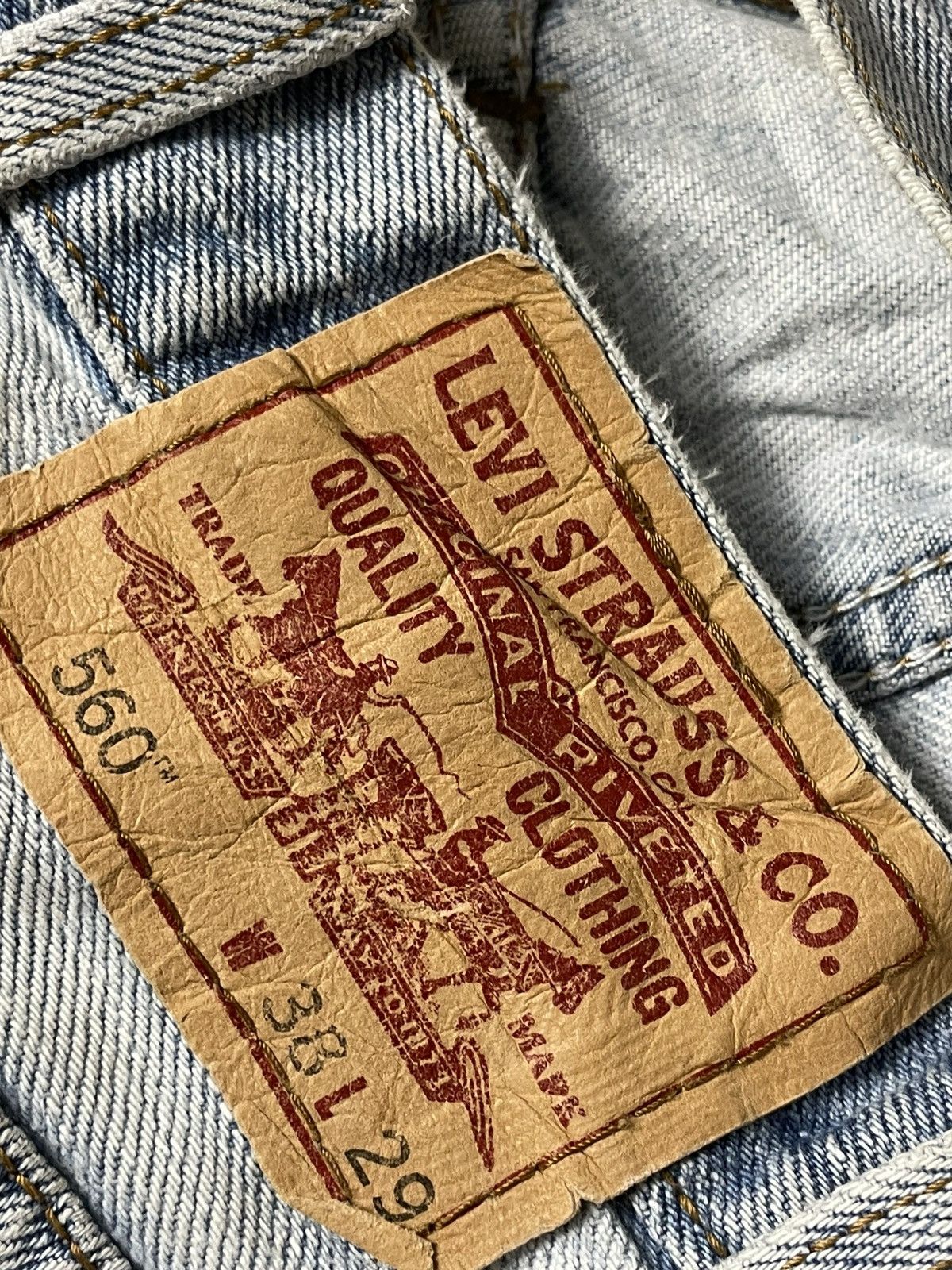 Levi's × Vintage Levis 560 Comfort Fit Ripped Jeans (106) Size US 36 / EU 52 - 9 Thumbnail