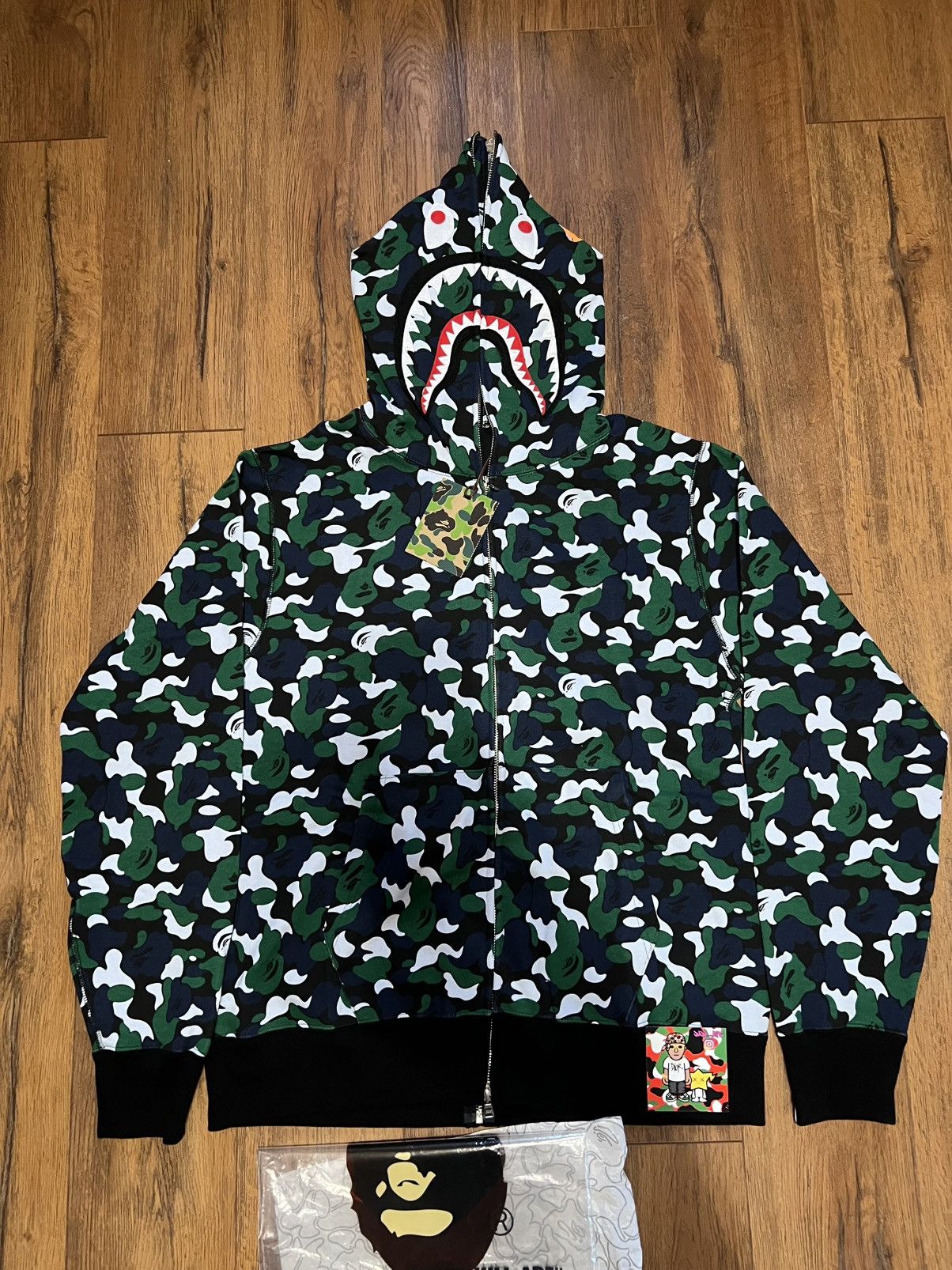Bape Bape Isetan Shinjuku Separate Shark hoodie Size US XL / EU 56 / 4 - 2 Thumbnail