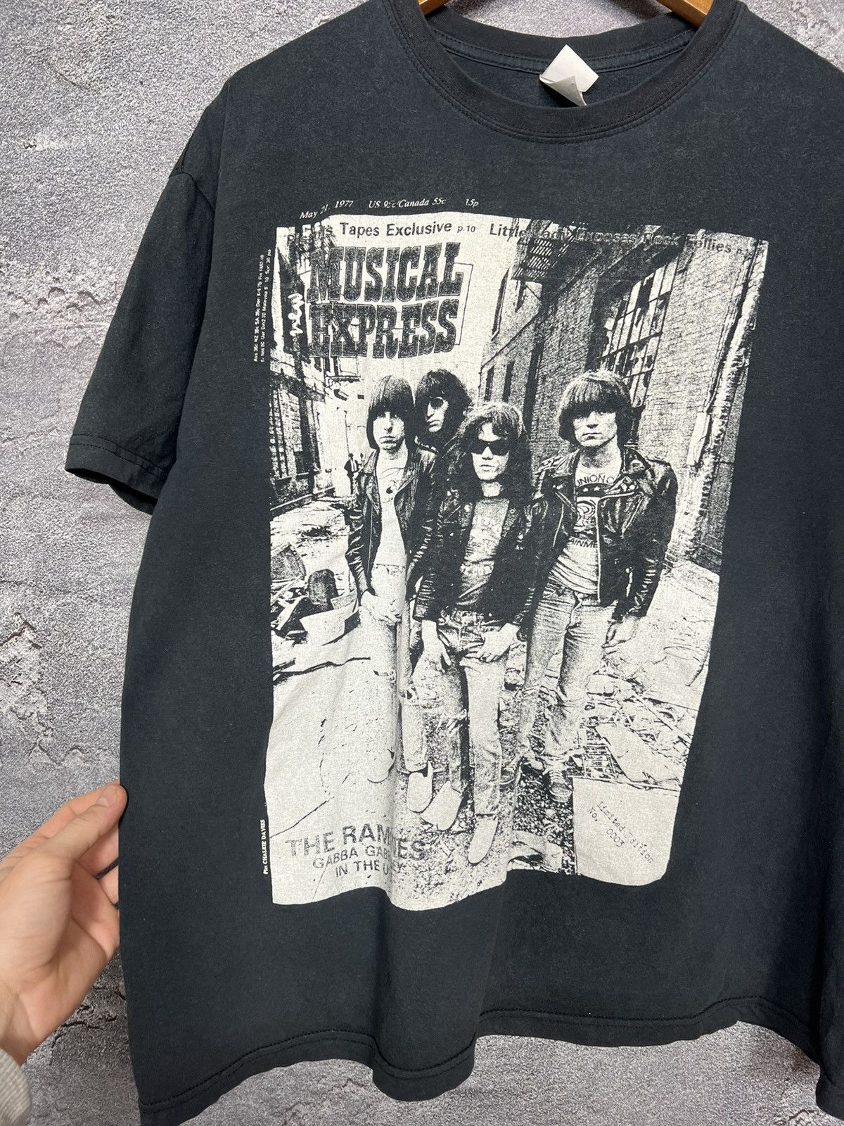 Band Tees Vintage 90s The Ramones Gabba Gabba Hey Band T-shirt Tee Size US XL / EU 56 / 4 - 3 Thumbnail