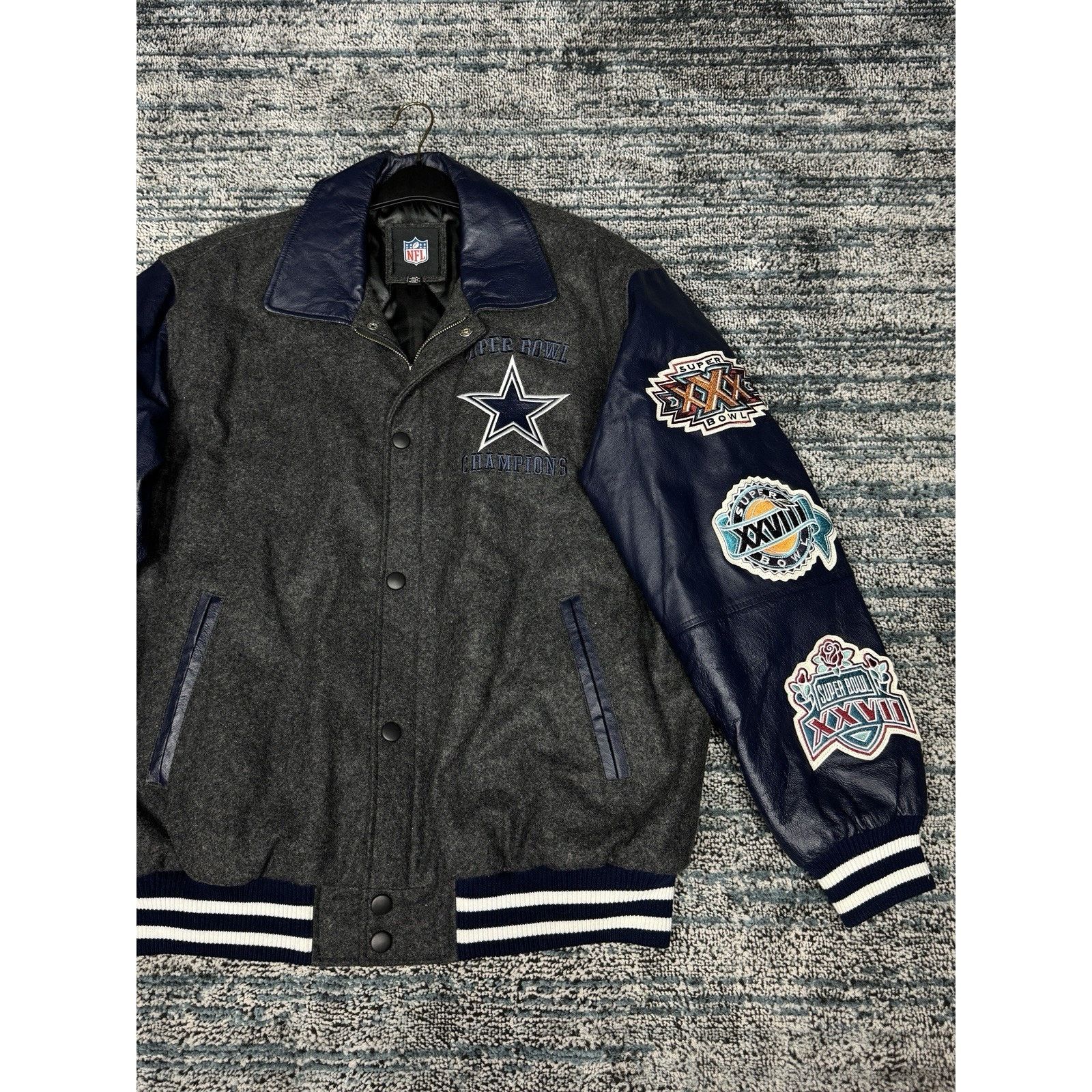 NFL Dallas Cowboys Súper Bowl Champions Varsity Jacket Sz L NFL Size US L / EU 52-54 / 3 - 4 Thumbnail