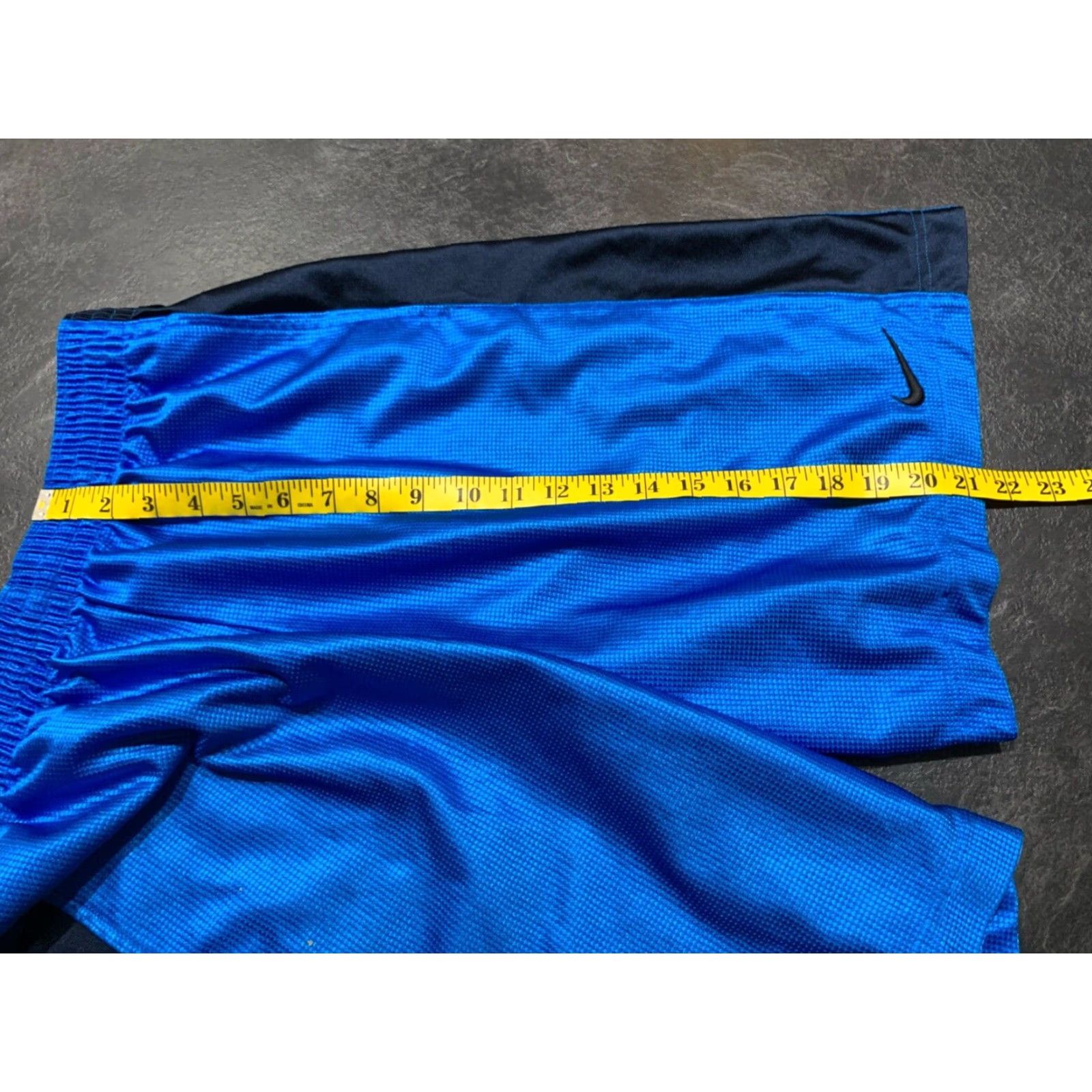 Nike VINTAGE Nike Mens Athletic Basketball Shorts Blue Stripe 32 Inch Waist L Microfiber Running Gym Size US 33 - 6 Thumbnail