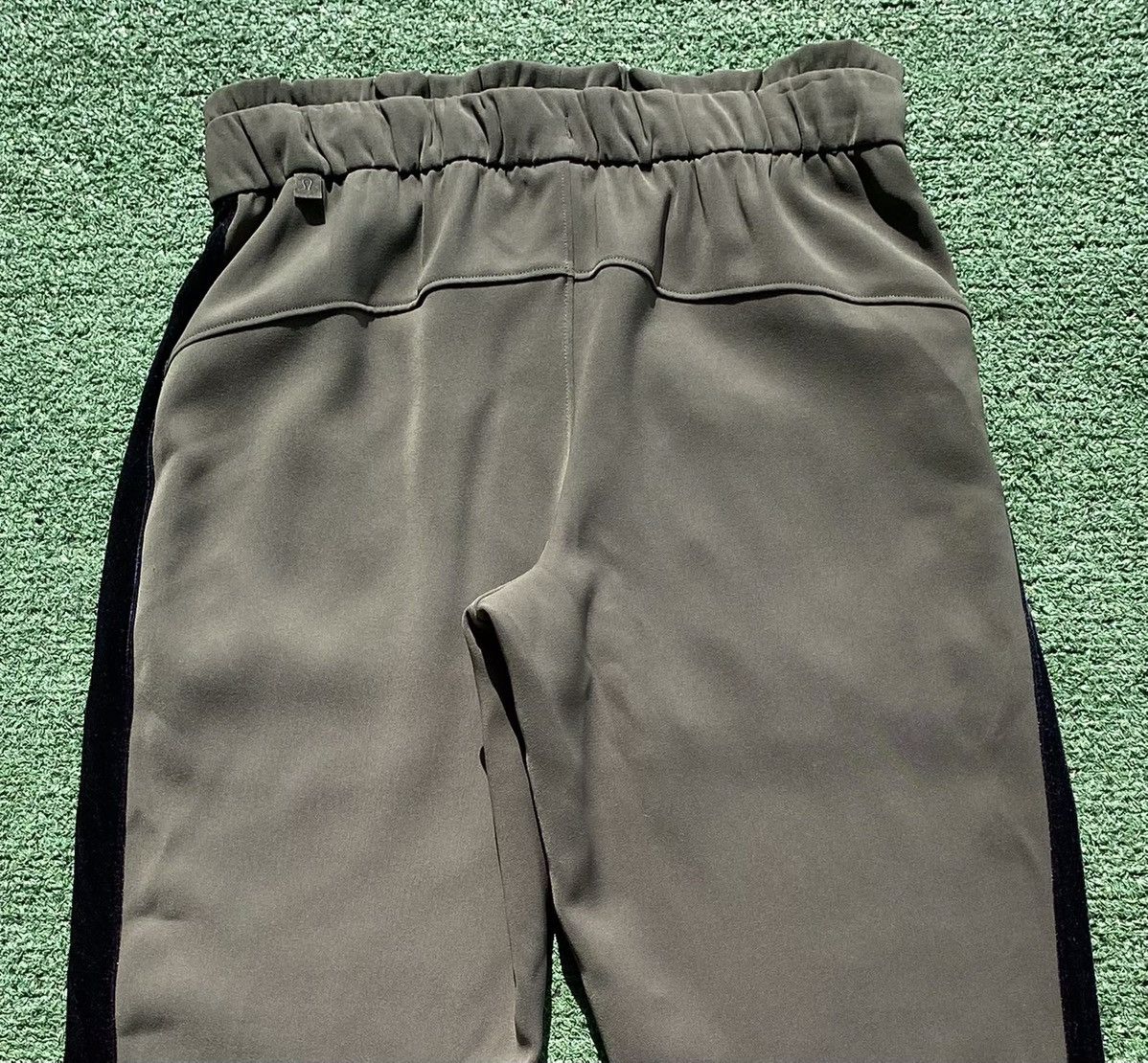 Lululemon Lululemon On the Fly Jogger Olive Green Velvet Trim Pants 2 Size 26" / US 2 / IT 38 - 7 Thumbnail