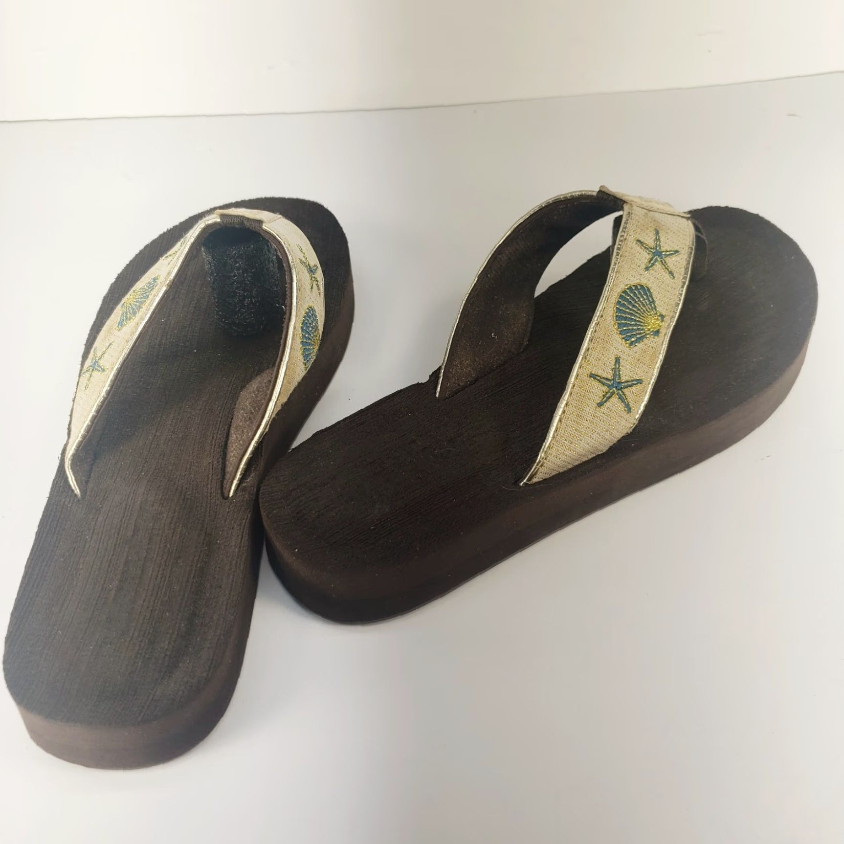 Vintage Tidewater Women's Flip Flops Thong Sandals Gold Starfish Pattern Slip On Size 6-7 Casual Beach Shoes Womens Size US 6 / IT 36 - 4 Thumbnail