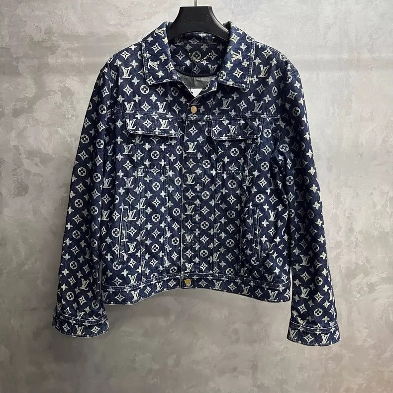 Louis Vuitton Louis Vuitton Blue full logo, single breasted casual denim Size US L / EU 52-54 / 3 - 1 Thumbnail