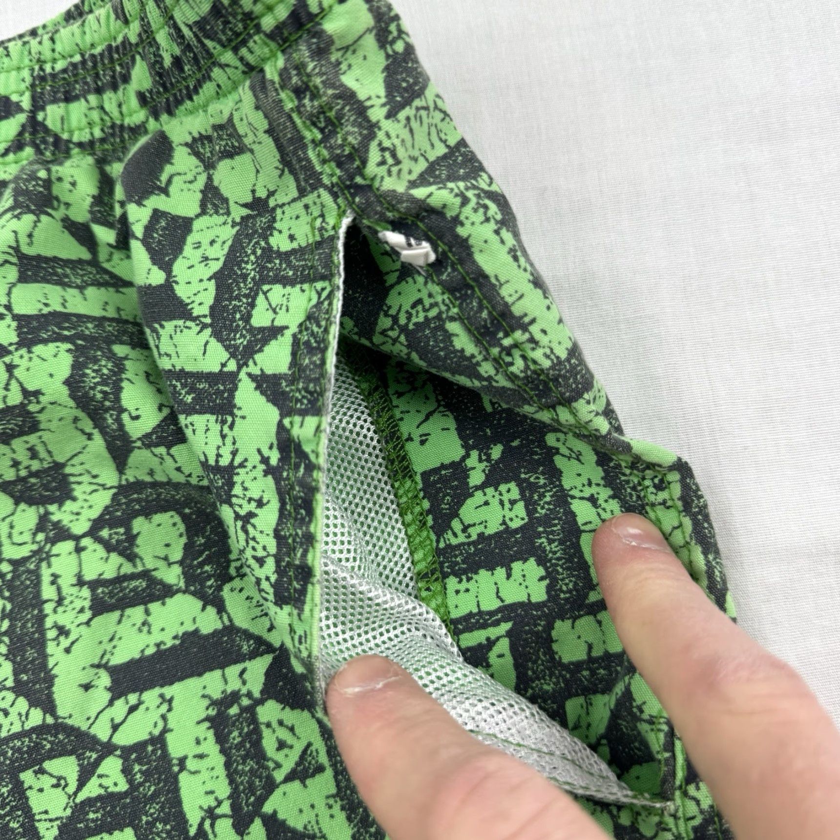 Vintage VINTAGE Morey Boogie Shorts Men Adult Medium Surfing Beach Hipster 1980s Green Geometric Pockets 34 Inseam 4 in USA Size US 31 - 7 Thumbnail