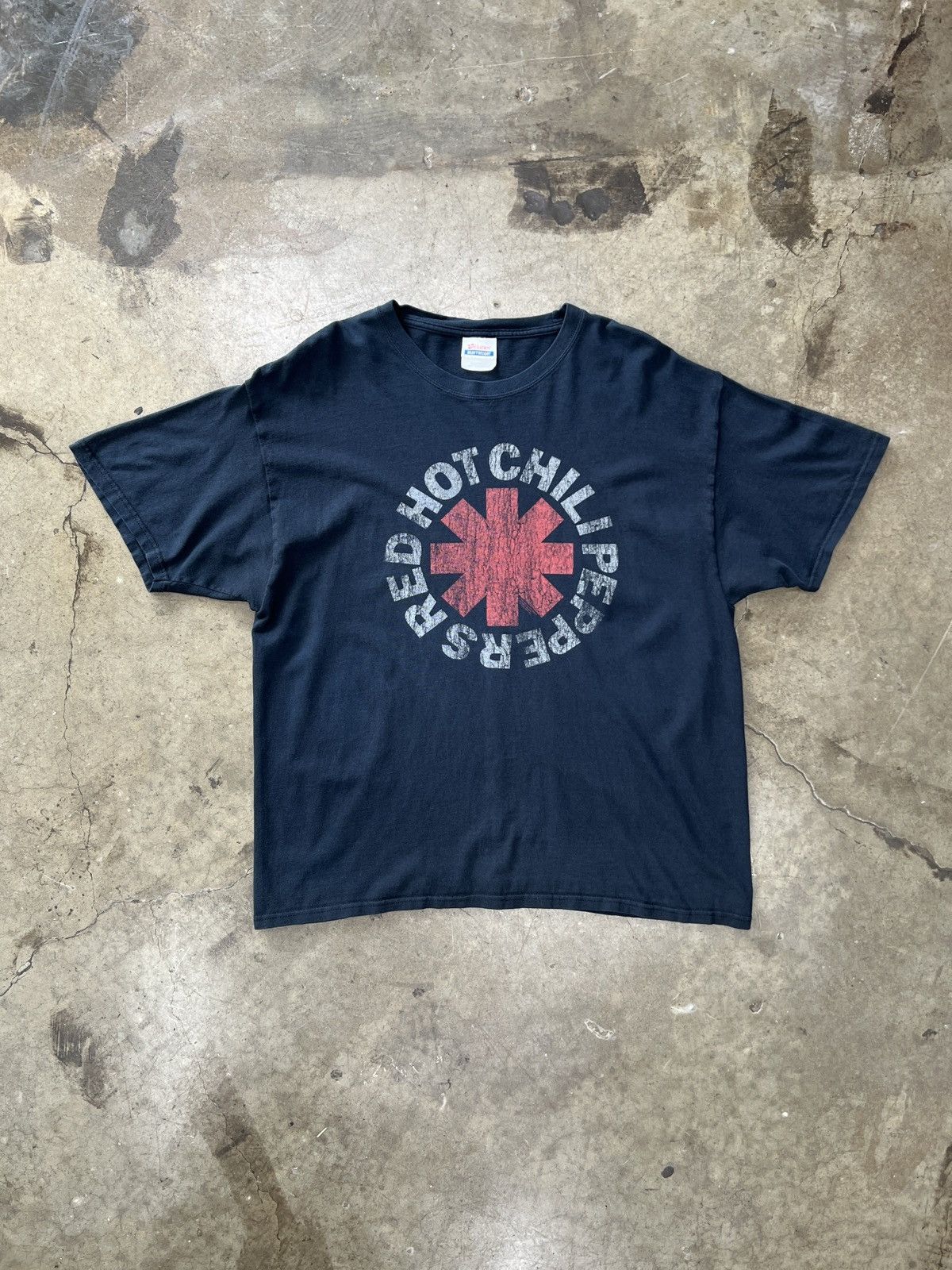 Band Tees Vintage Y2K Red Hot Chili Peppers Logo Band Tee XL Size US XL / EU 56 / 4 - 2 Thumbnail