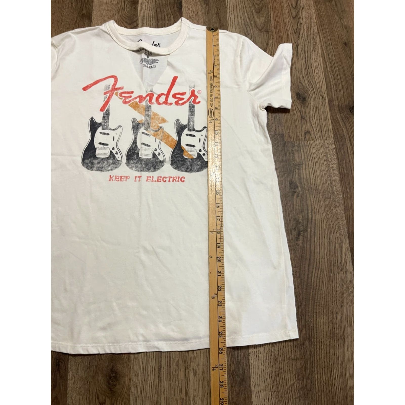Fender Fender Shirt Womens Size Small White V-neck GUITARS KEEP IT ELECTRIC Shirt Women Small White V-Neck GUITARS KEEP IT ELECTRIC Size S / US 4 / IT 40 - 6 Thumbnail