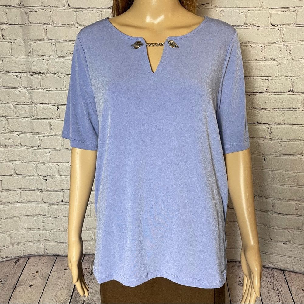 Elie Tahari NWT New Tahari Lilac V-neck Short Sleeve Top Size L Size L / US 10 / IT 46 - 9 Thumbnail