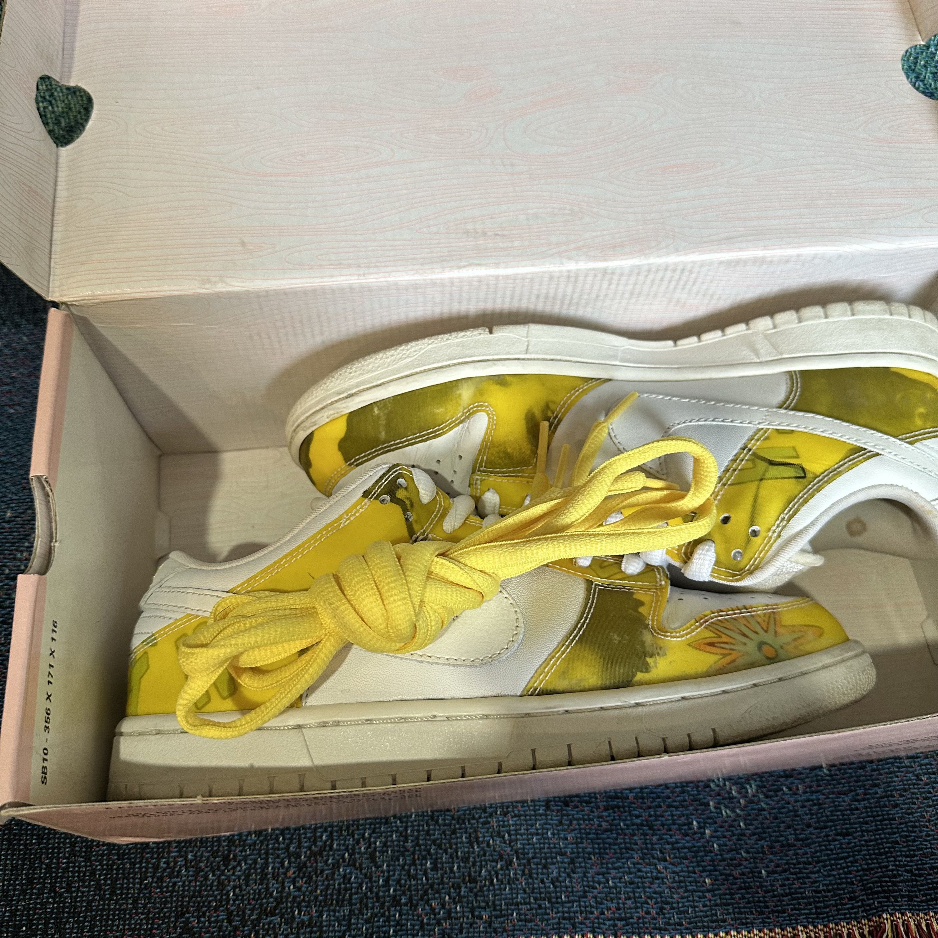 Nike SB Nike SB x De La Soul Dunk Low 3 Feet High & Rising Size US 8 / EU 41 - 15 Thumbnail