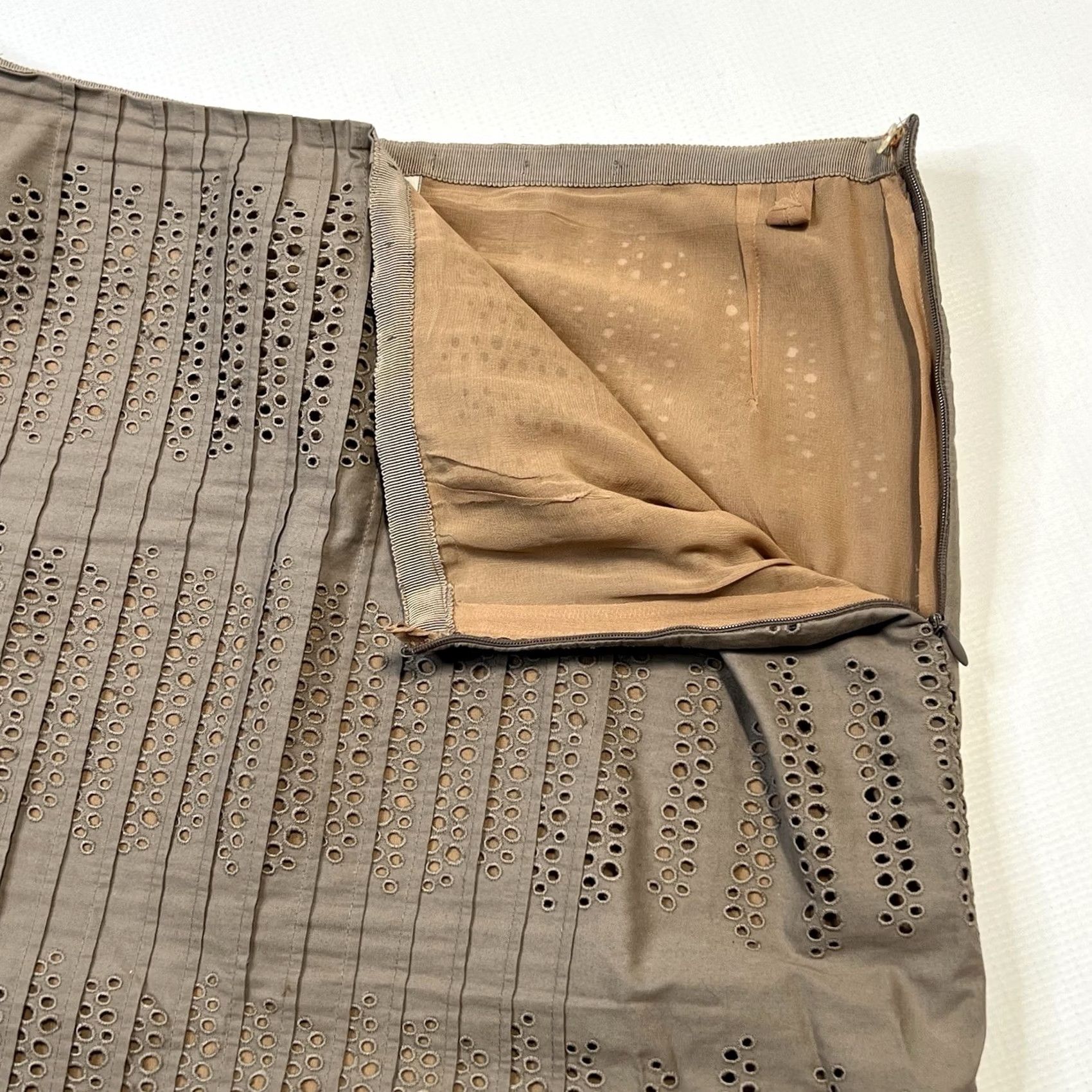 Akris VINTAGE Akris Skirt Brown Silk Lined Knee Length High Rise Pencil & Straight Eyelet Pin Tuck Pleat US 10 Womens Size 32" / US 10 / IT 46 - 7 Thumbnail