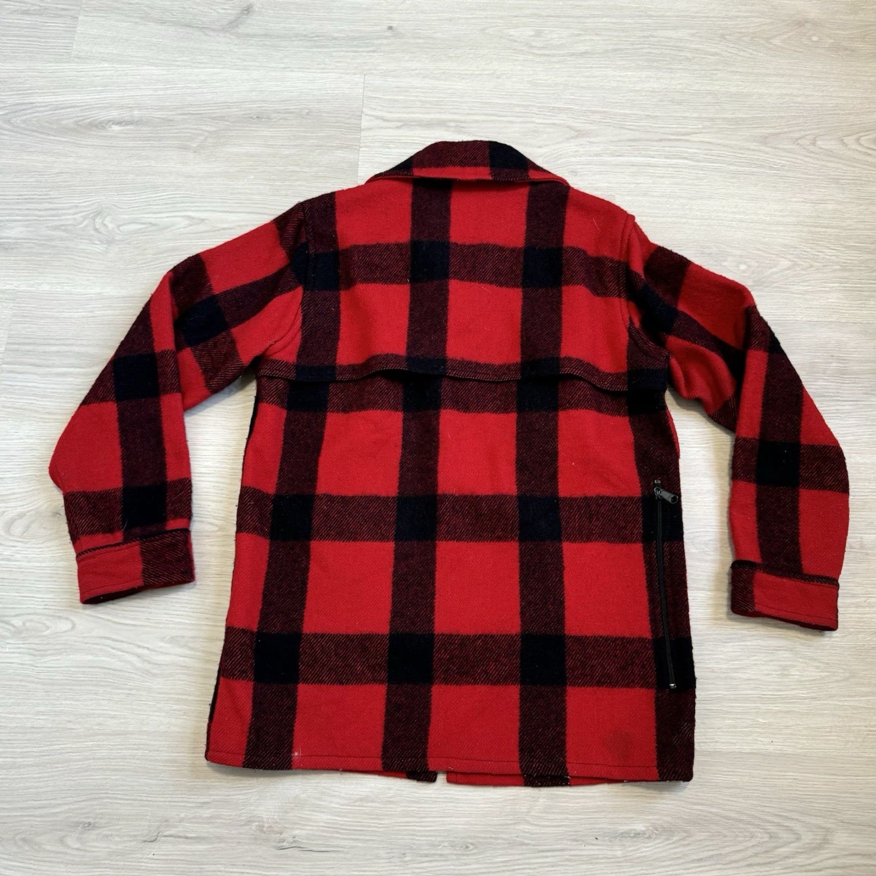 Johnson Woolen Mills VINTAGE Johnson Woolen Mills Red Buffalo Plaid Mackinaw Jacket Wool Mens Size 40 Size US XXS / EU 40 - 5 Thumbnail