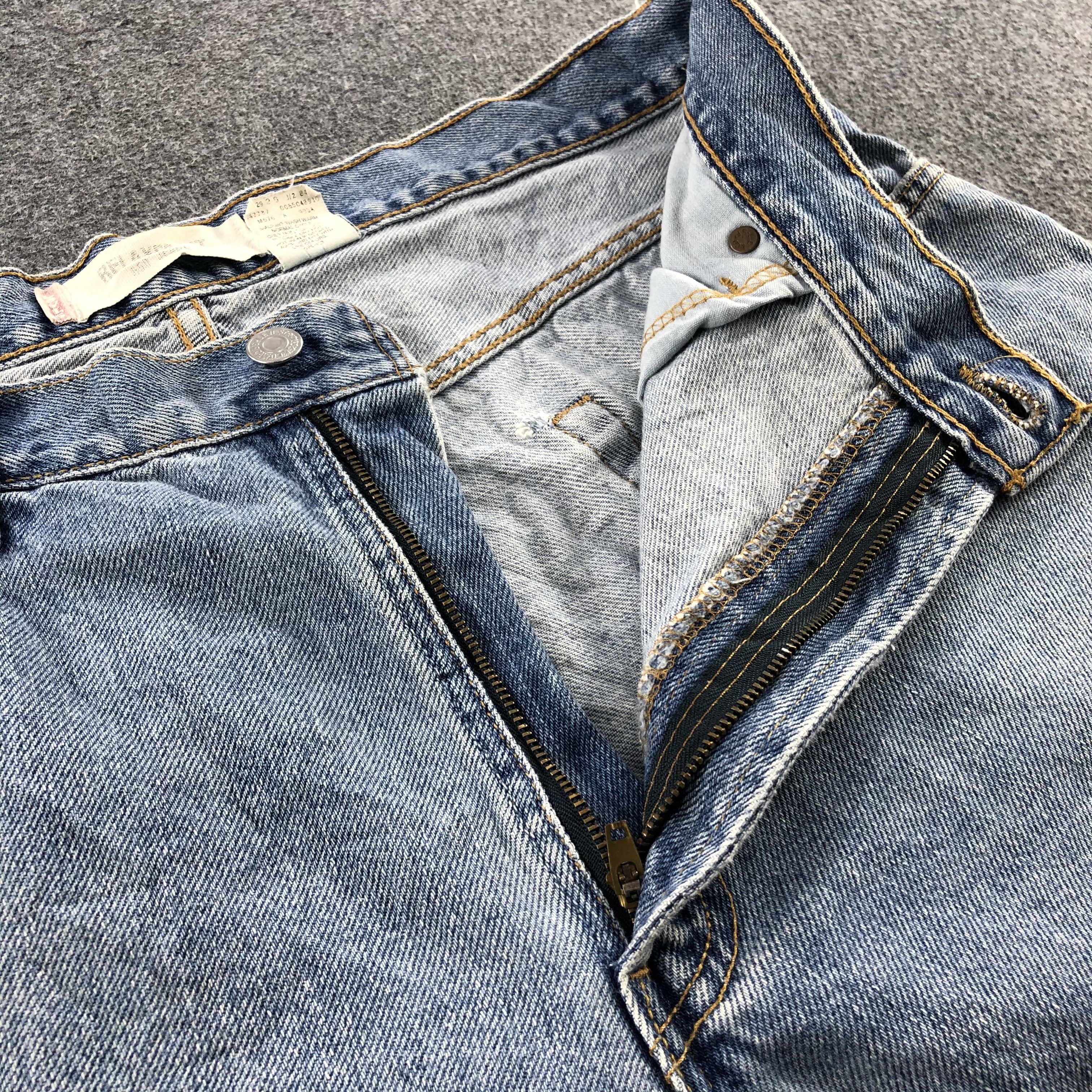 Levi's Vintage 90s Light Wash Levis 550 Jeans-J1193 Size US 35 - 8 Thumbnail