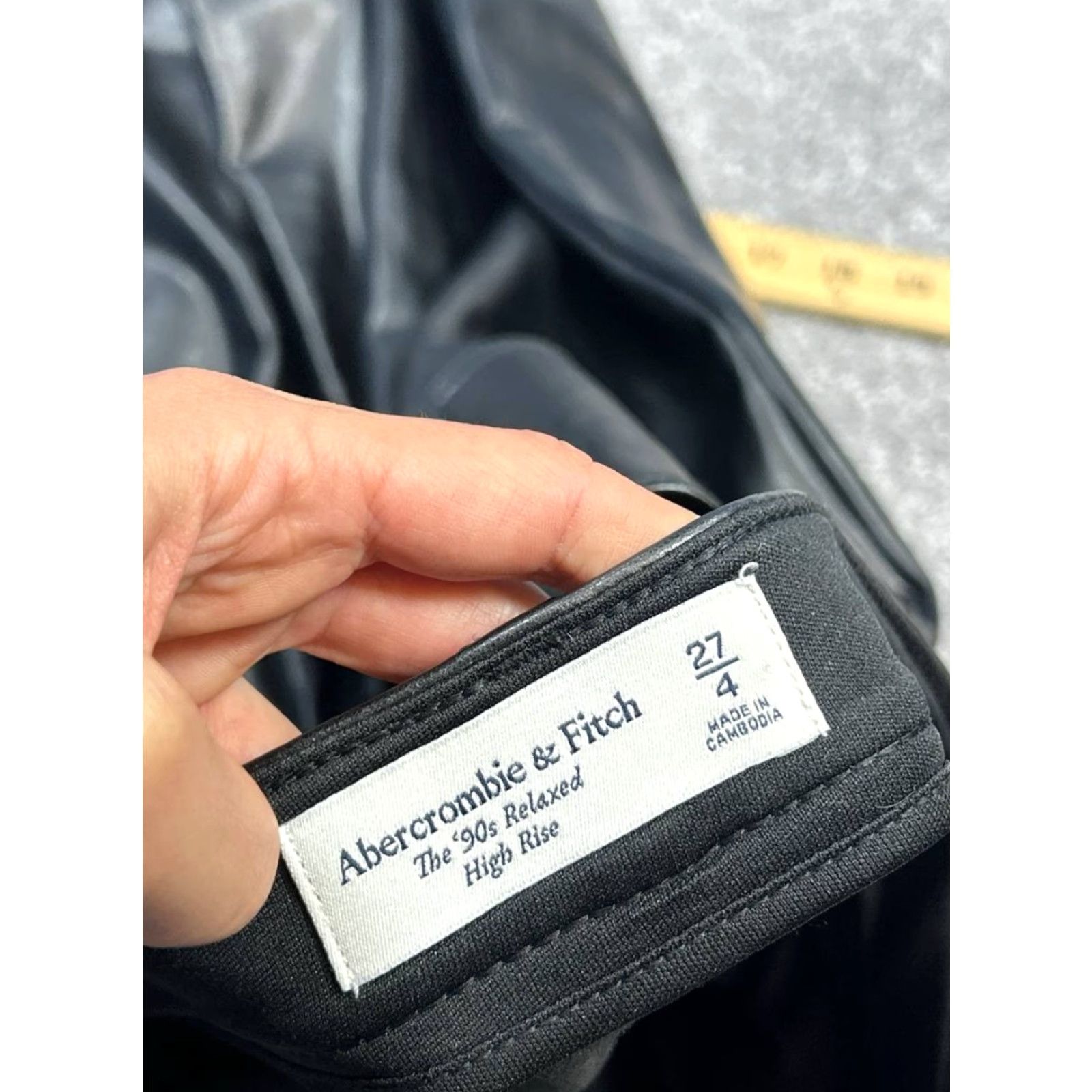 Abercrombie & Fitch Abercrombie & Fitch Pants 27 Black Relaxed Ankle Faux Leather 90s Modern Womens Size 27" / US 4 / IT 40 - 6 Thumbnail