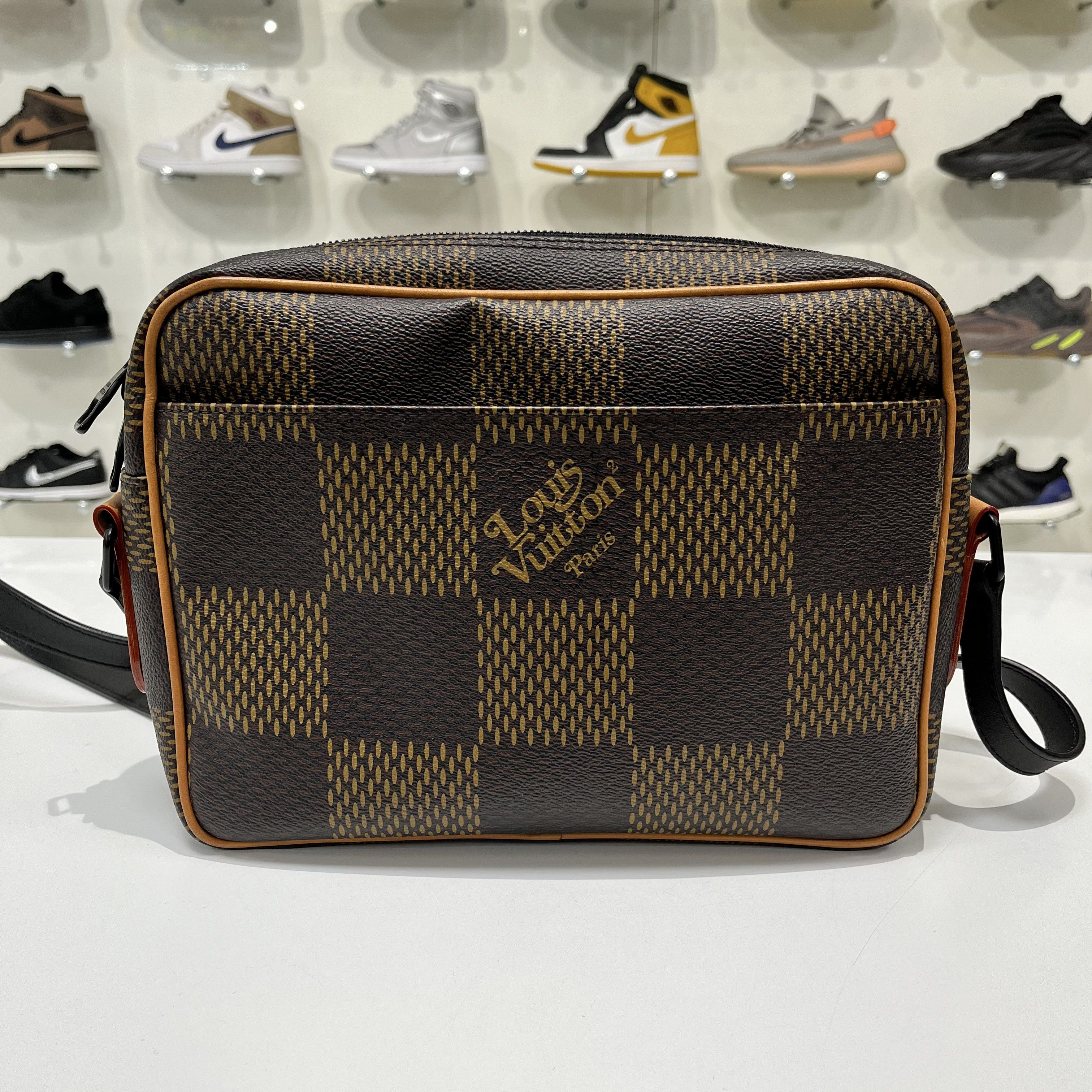 Louis Vuitton × Nigo × Virgil Abloh Louis Vuitton Virgil Abloh x Nigo Nil Messenger Giant Brown Size ONE SIZE - 3 Thumbnail