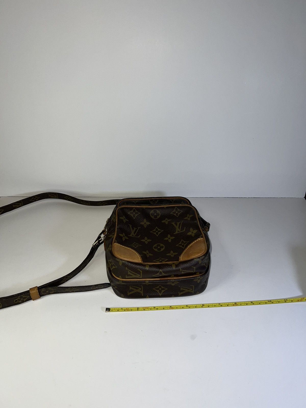 Louis Vuitton Louis Vuitton Amazone Monogram Canvas crossbody bag. Adjust Size ONE SIZE - 22 Thumbnail