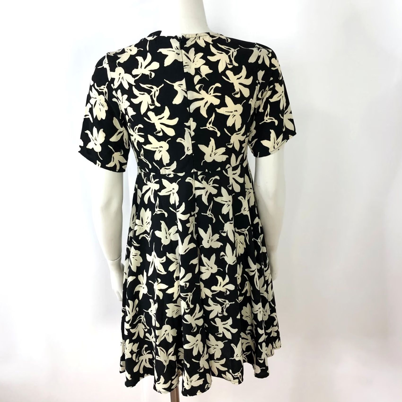 Anthropologie Everly Anthropologie Small A-Line Mini Dress All Over Print Floral Black Ivory Short Sleeve Pullover Round Neck Lined Women's Mini Dress Size S / US 4 / IT 40 - 3 Thumbnail