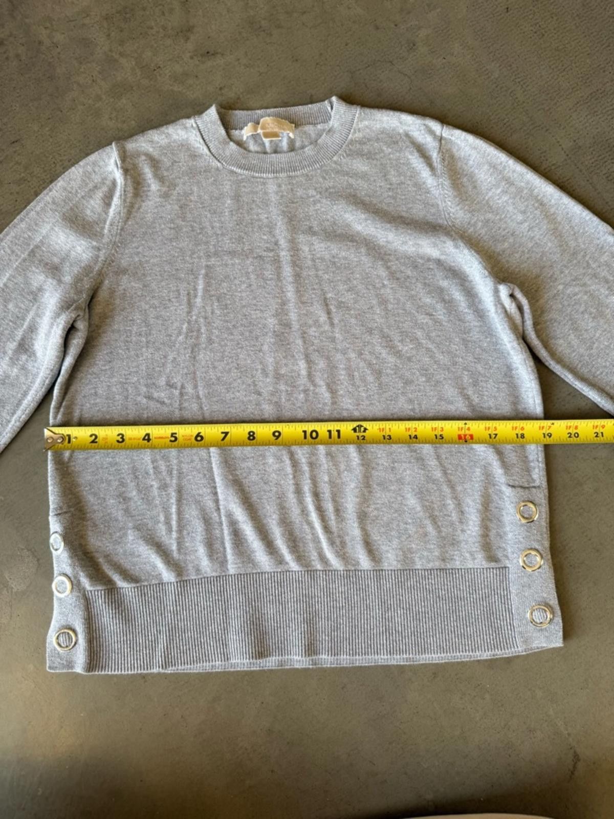 Michael Kors Michael Kors / Sweater Medium Button Detail Crewneck / Gray Size M / US 6-8 / IT 42-44 - 7 Thumbnail