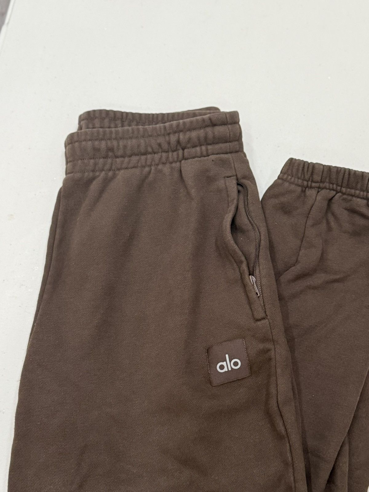 Alo Yoga Alo Cuffed Renown Heavy Weight Sweatpant Size 27" / US 4 / IT 40 - 1 Thumbnail