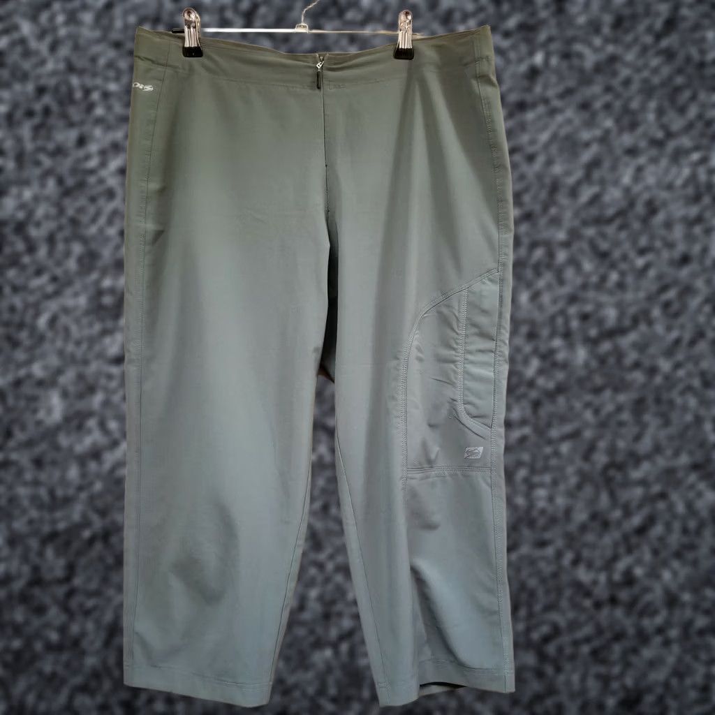 Vintage Sugoi Women's Mid-Rise Gray Flat Front Athletic Straight Cropped Pants S/P Gray Cropped Straight Leg Activewear Shoes? Size 28" / US 6 / IT 42 - 1 Thumbnail