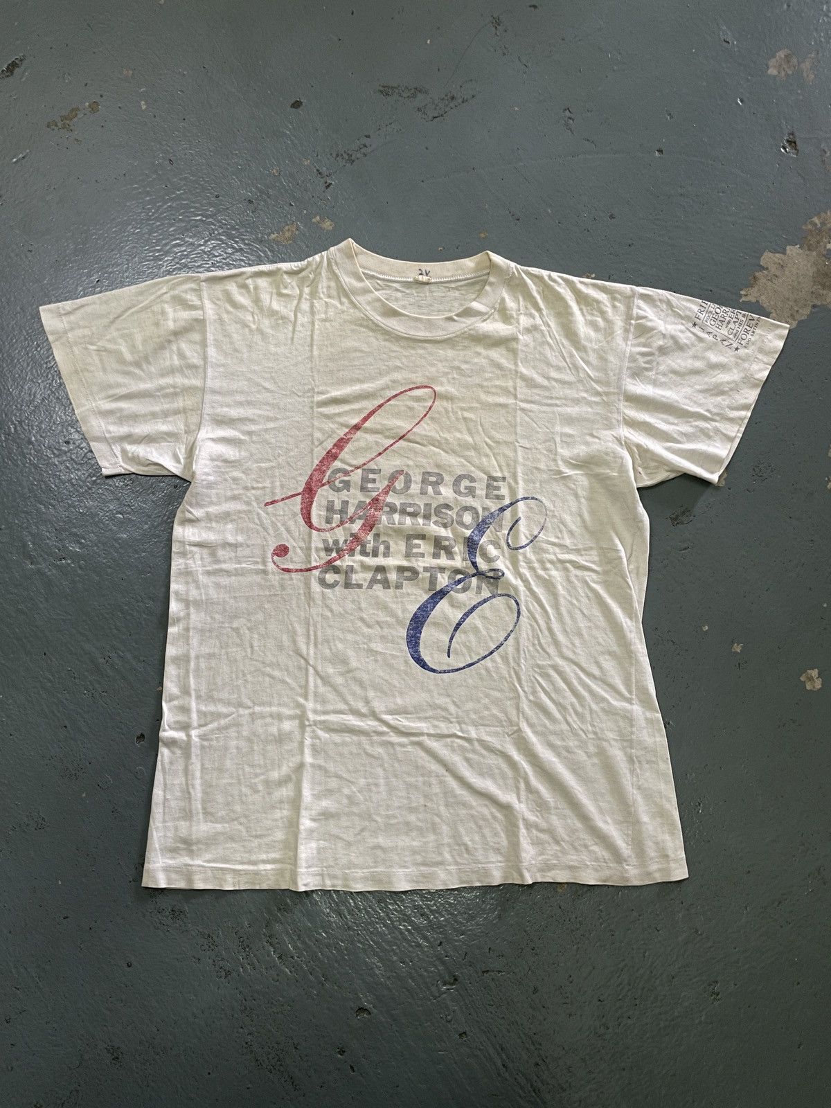GEOGE HARRISON with ERIC CLAPTON Tシャツ L George Harrison (left) and Eric Clapton performing on stage