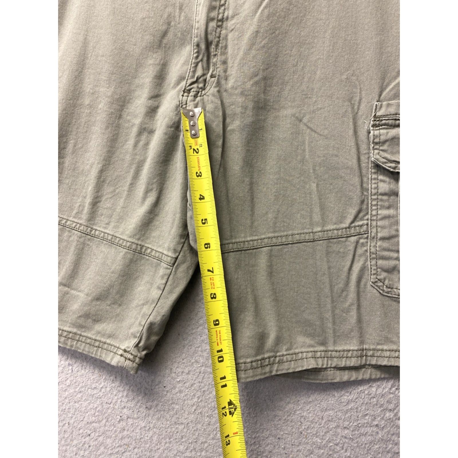 Wrangler VINTAGE? No. Wrangler Cargo Shorts Green Relaxed Fit 44 Casual Men Cotton Blend 10" Inseam Belt Loops Multiple Pockets 121-40 Size US 44 / EU 60 - 6 Thumbnail