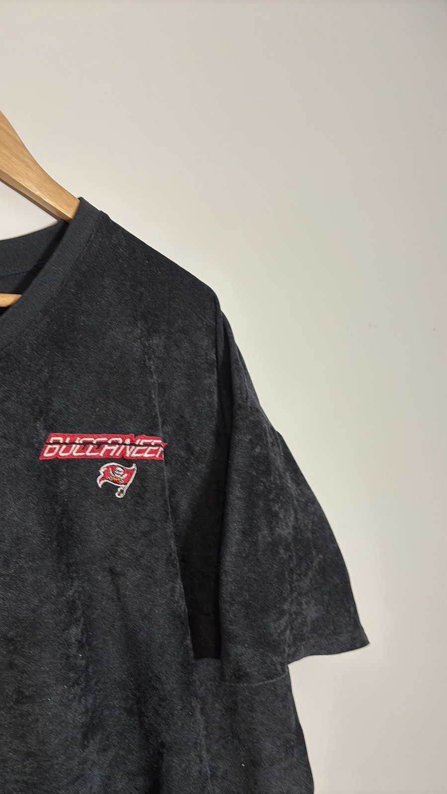 Majestic × NFL × Vintage Vintage Majestic Tampa Bay Buccaneers Velvet Shirt Size US XXL / EU 58 / 5 - 2 Thumbnail