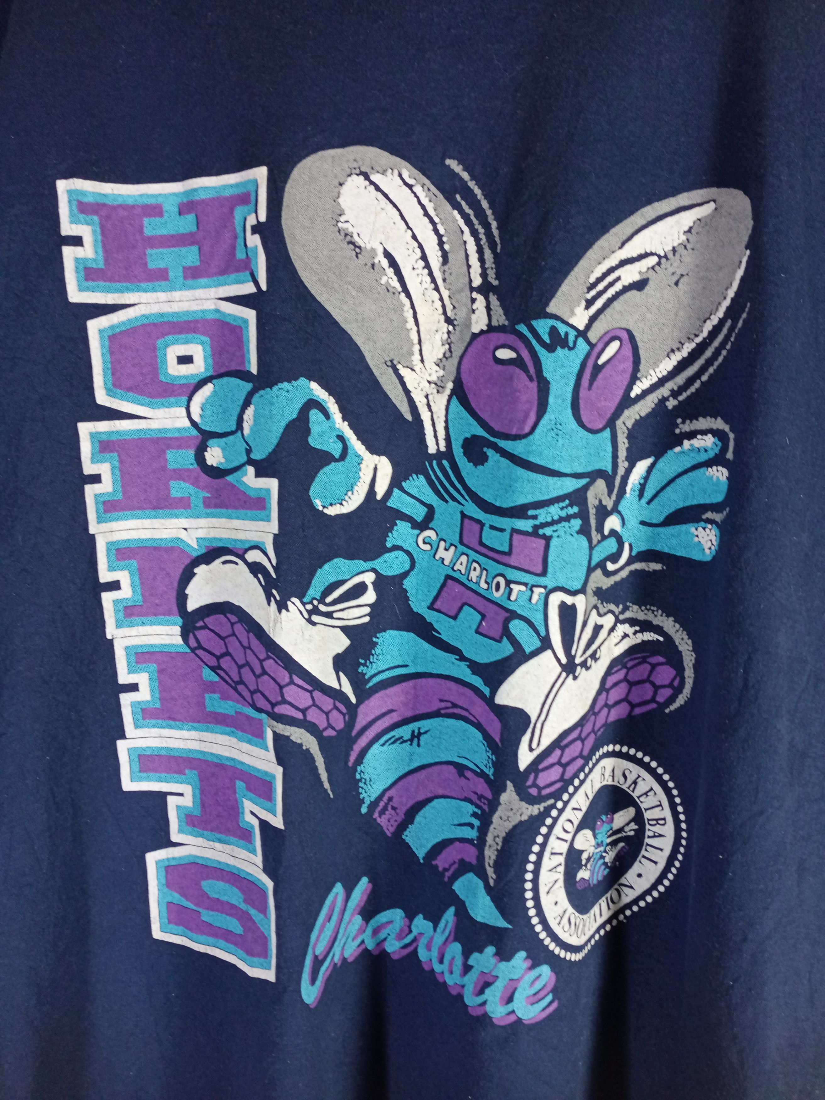 NBA Rare Vintage 90s NBA Hornets Charlotte Big Logo Tshirt Size US L / EU 52-54 / 3 - 2 Thumbnail