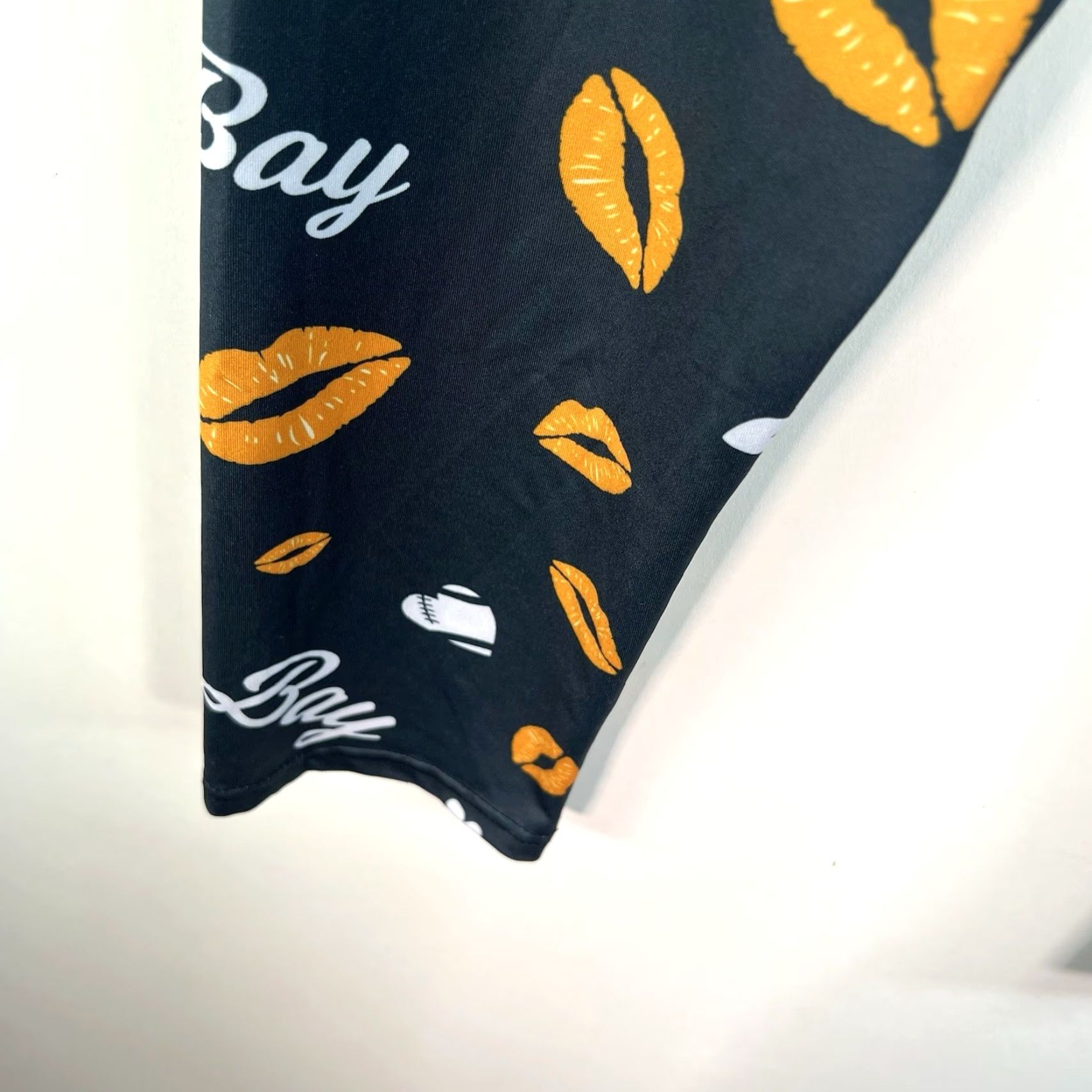 NFL XLUSION GREEN BAY PACKER LOVING KISSES LIPS LEGGINGS WOMENS SIZE L 30X24 NFL GEOMETRIC COLORFUL GB Size 36" / US 14 / IT 50 - 3 Thumbnail