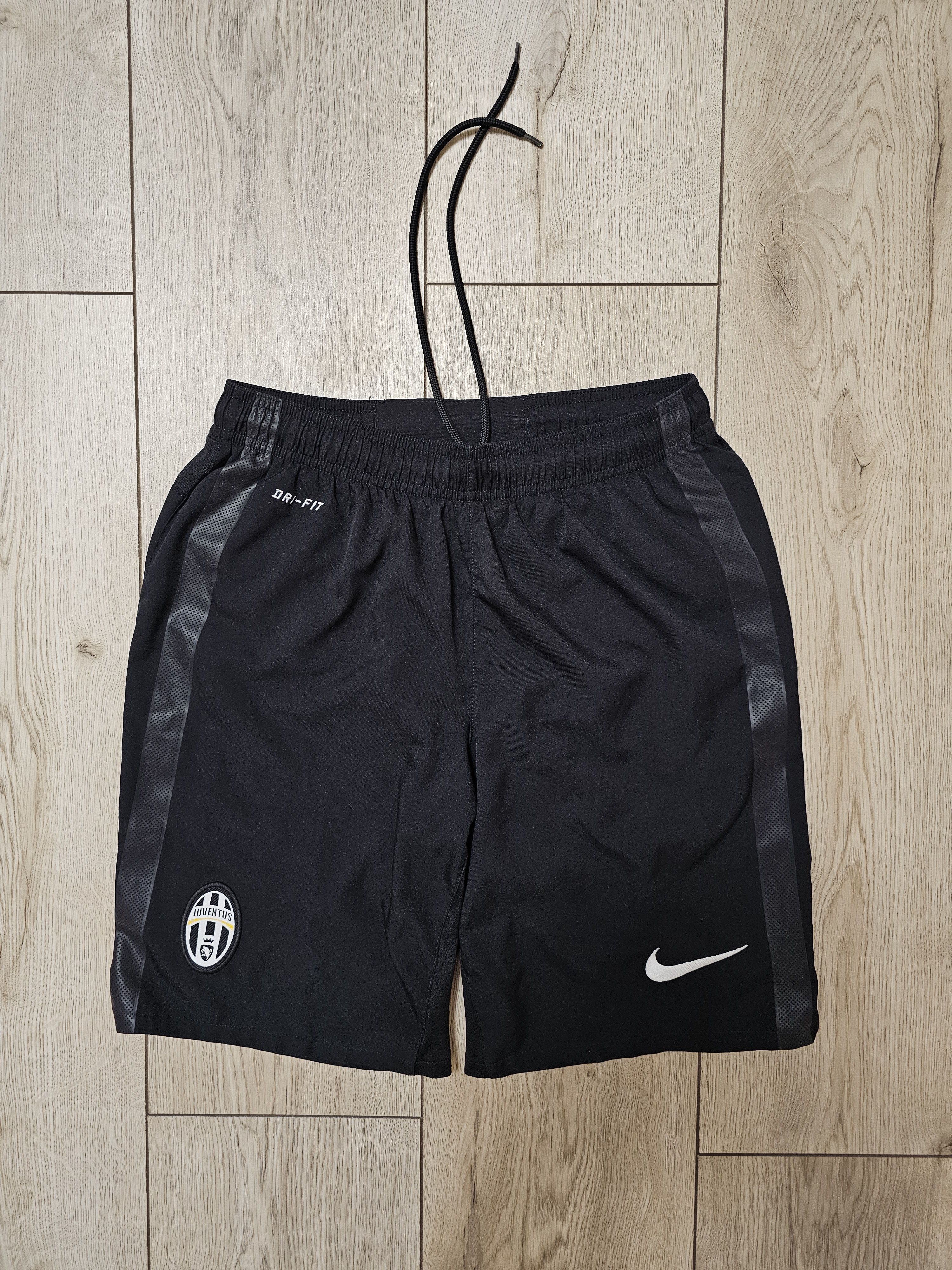 Nike JUVENTUS 2012 2013 AWAY FOOTBALL SHORTS SOCCER SHORTS Size US 30 / EU 46 - 1 Thumbnail