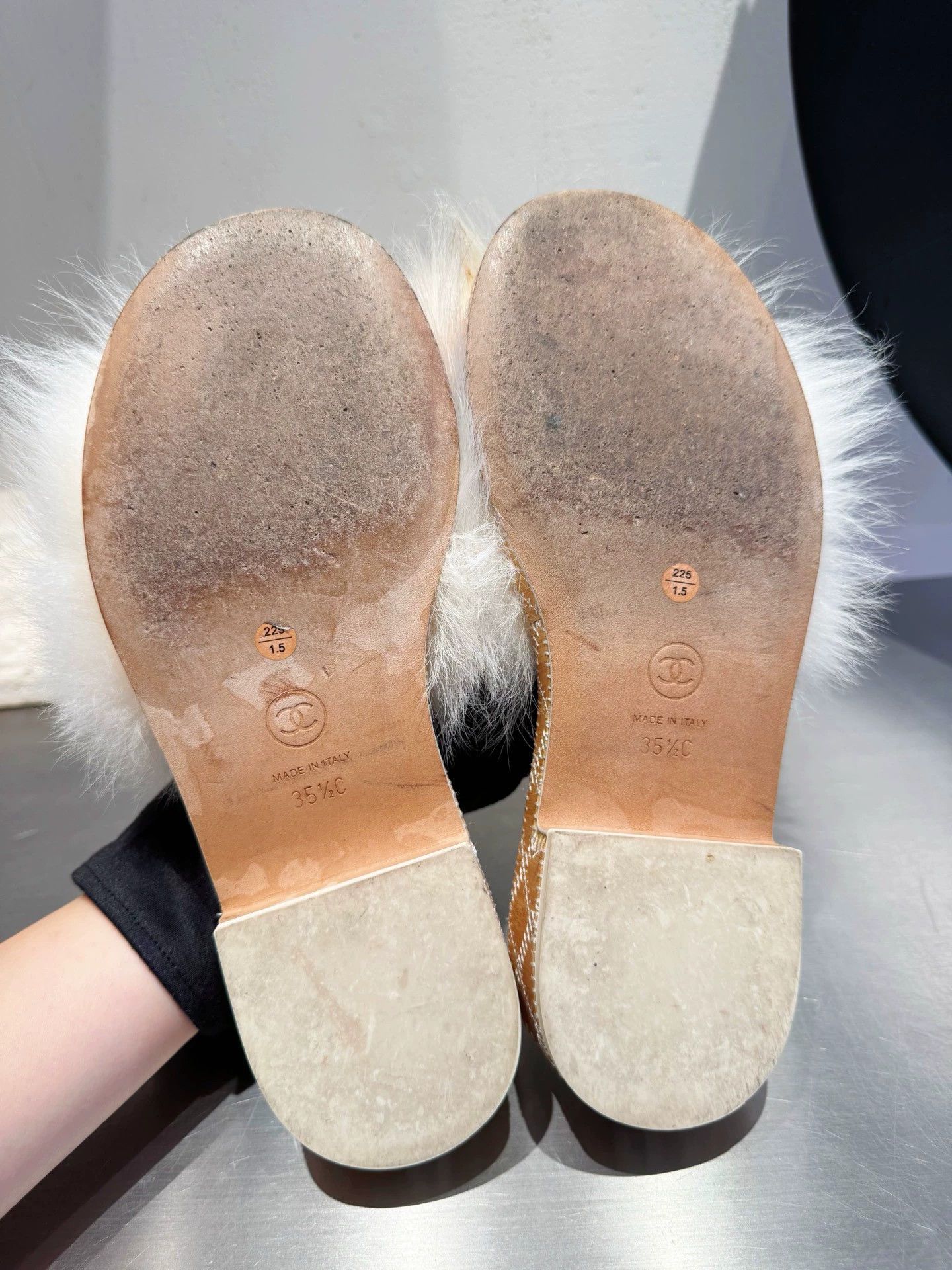 Chanel Chanel large logo black white fur slippers 35.5 EU worn Size US 5 / IT 35 - 4 Thumbnail