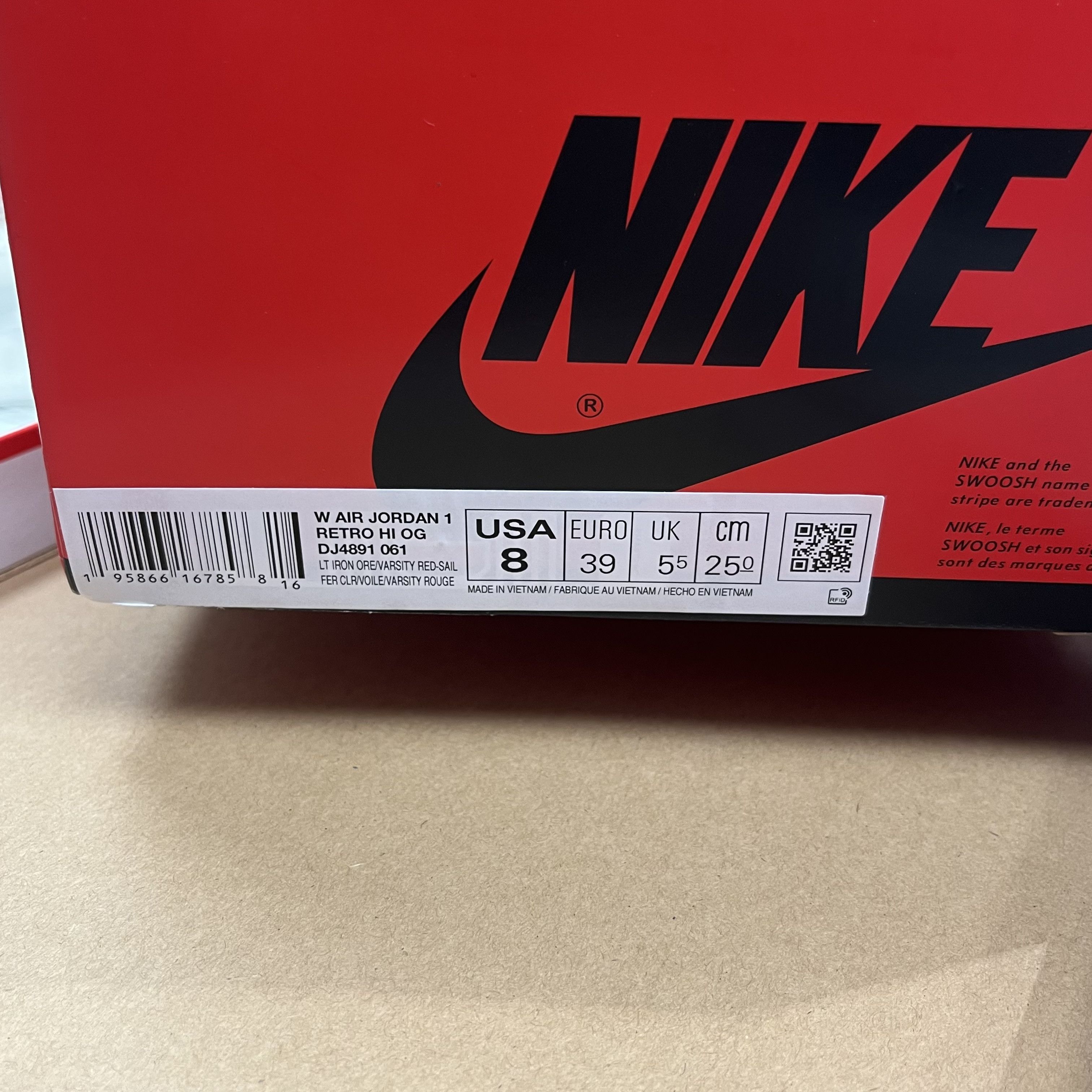 Nike Air Jordan 1 Retro High OG Varsity Red (W) Size US 8 / IT 38 - 8 Thumbnail
