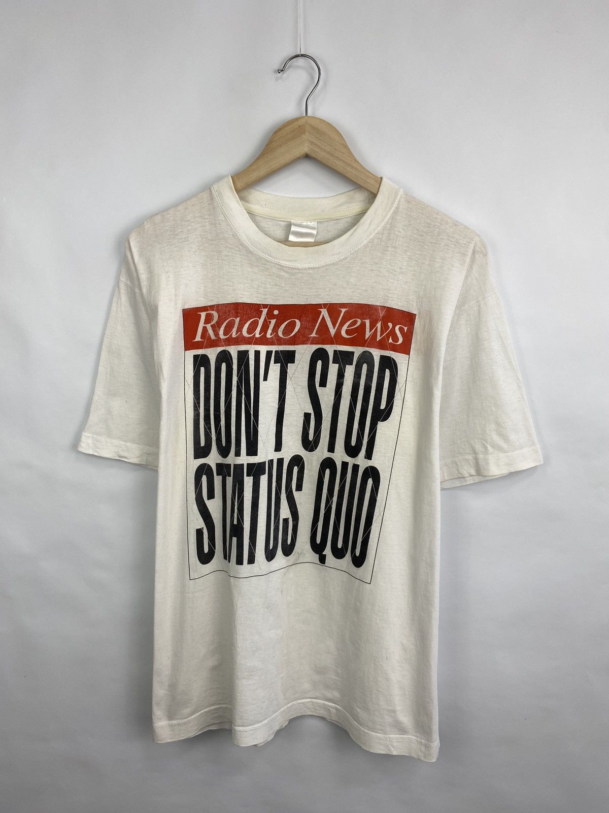 Band Tees × Vintage 🏴󠁧󠁢󠁥󠁮󠁧󠁿 Vintage 90s Status Quo Radio News Don’t Stop T-Shirt Retro Size US L / EU 52-54 / 3 - 3 Thumbnail