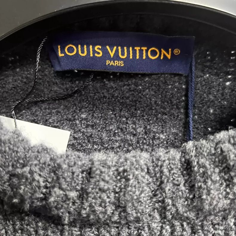 Louis Vuitton Louis Vuitton 24 Newest Dark Grey Solid Monogrammed Crew Ne Size US M / EU 48-50 / 2 - 2 Thumbnail